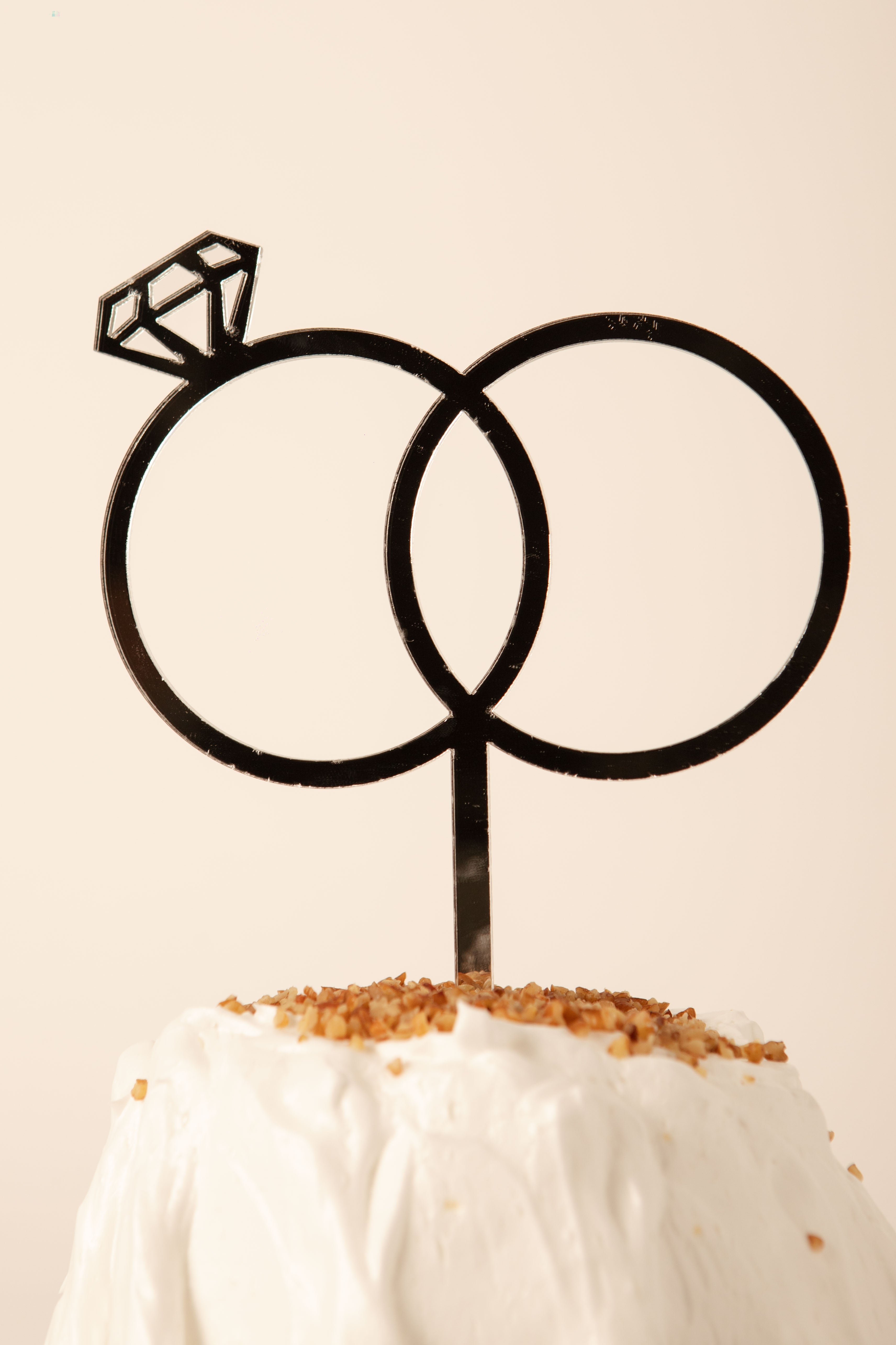 Toppers y detalles de Bride Thru para invitados especiales en bodas, incluyendo ‘You Are Next’ para futuros casados, accesorios para capitanes de mesa y regalos divertidos para solteros