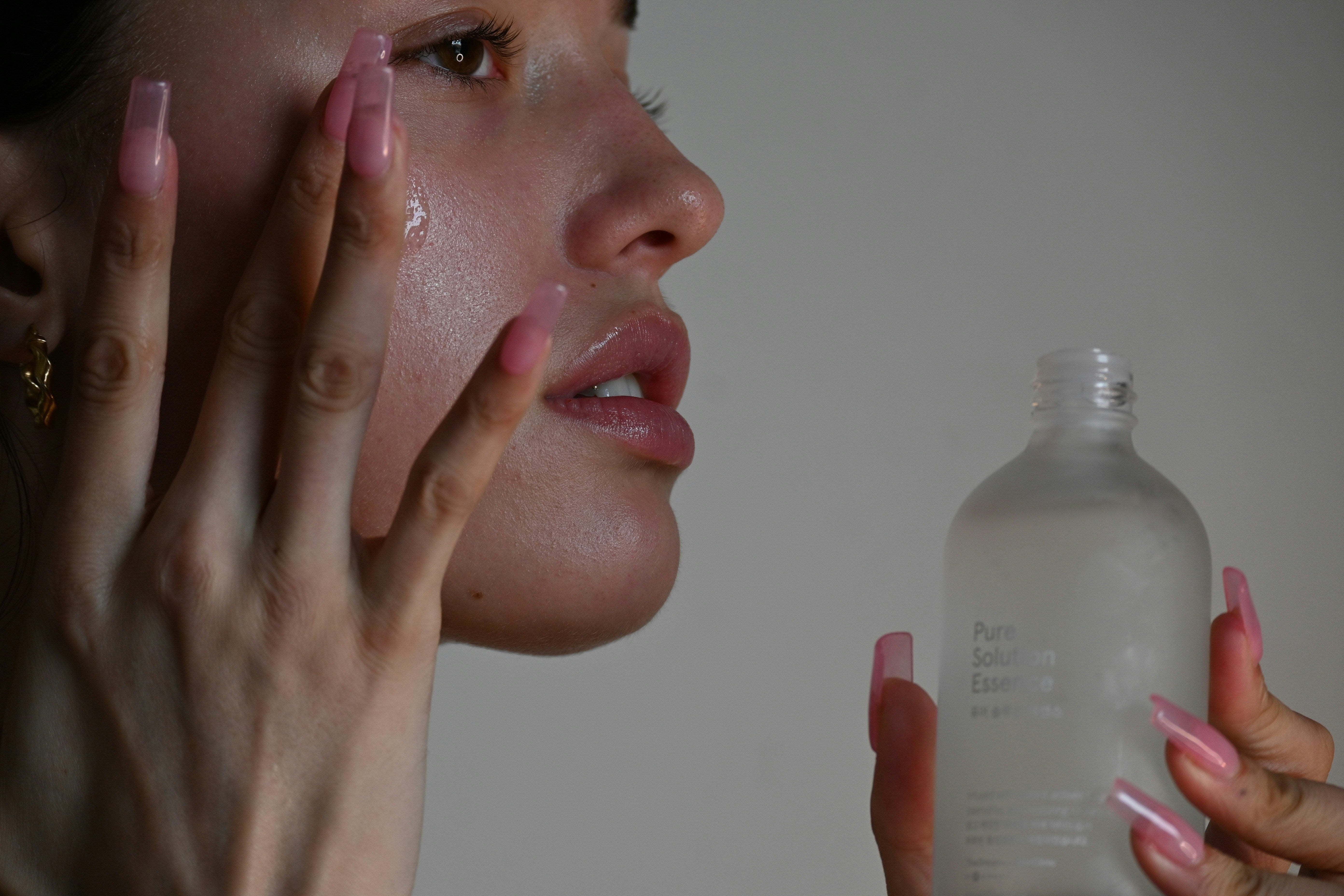 Rutina de cuidado de piel y cabello de Bride Thru: persona aplicando crema, con consejos de bloqueador diario, baño con agua fría y mascarilla semanal para un cabello saludable y piel protegida.