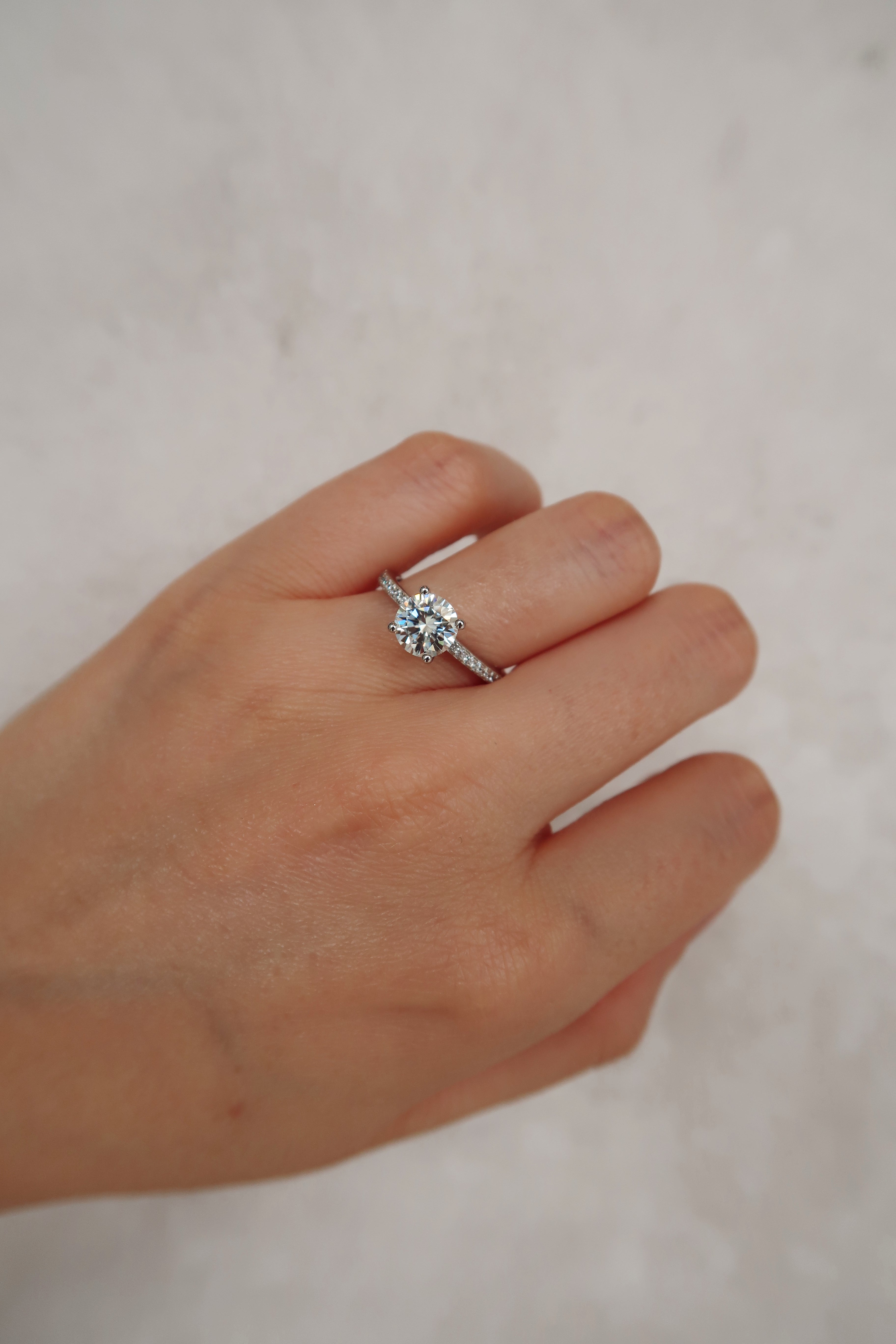 Anillo redondo con brillantes en la banda 1 CT plateado con Moissanita