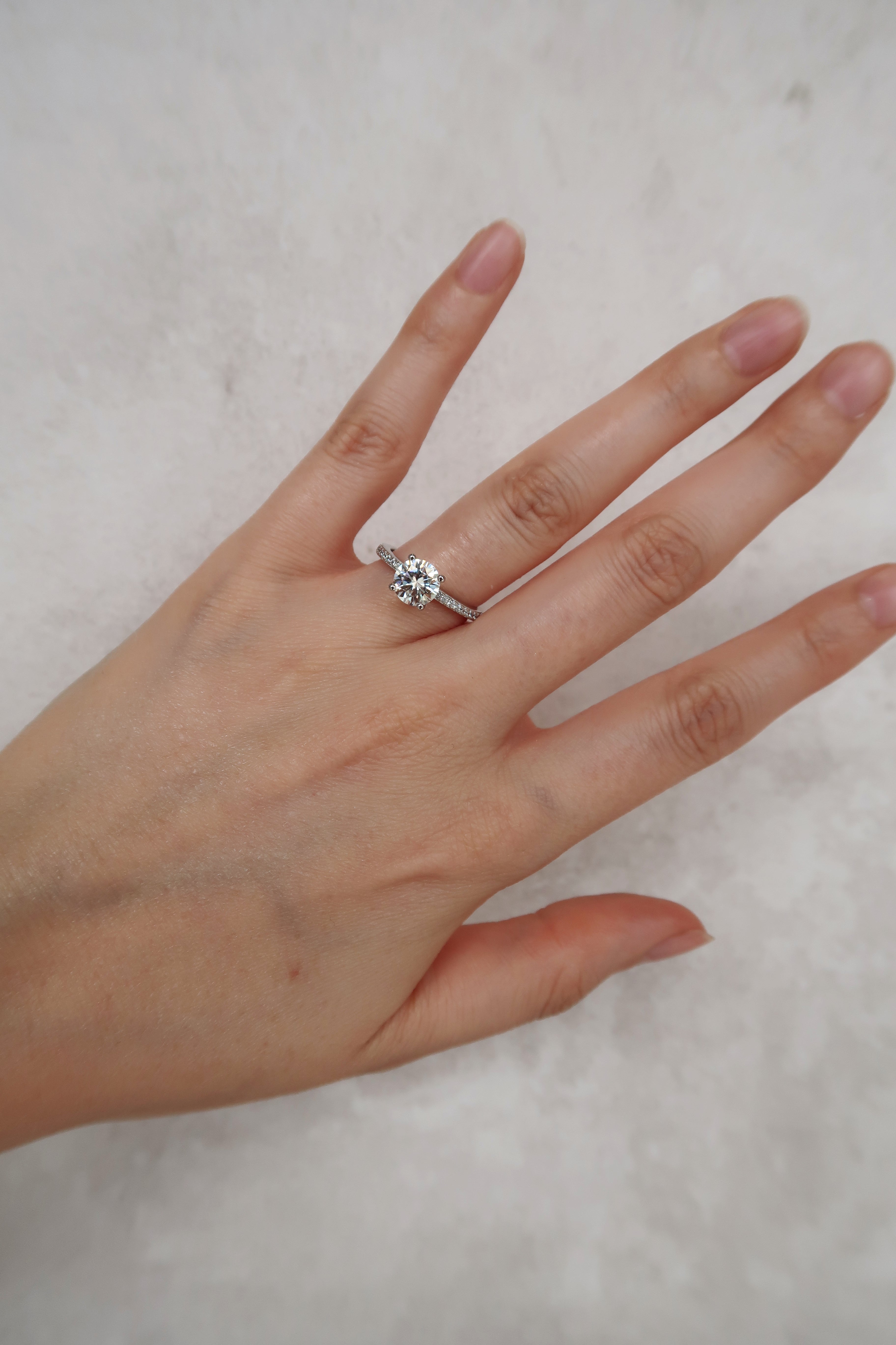 Anillo redondo con brillantes en la banda 1 CT plateado con Moissanita