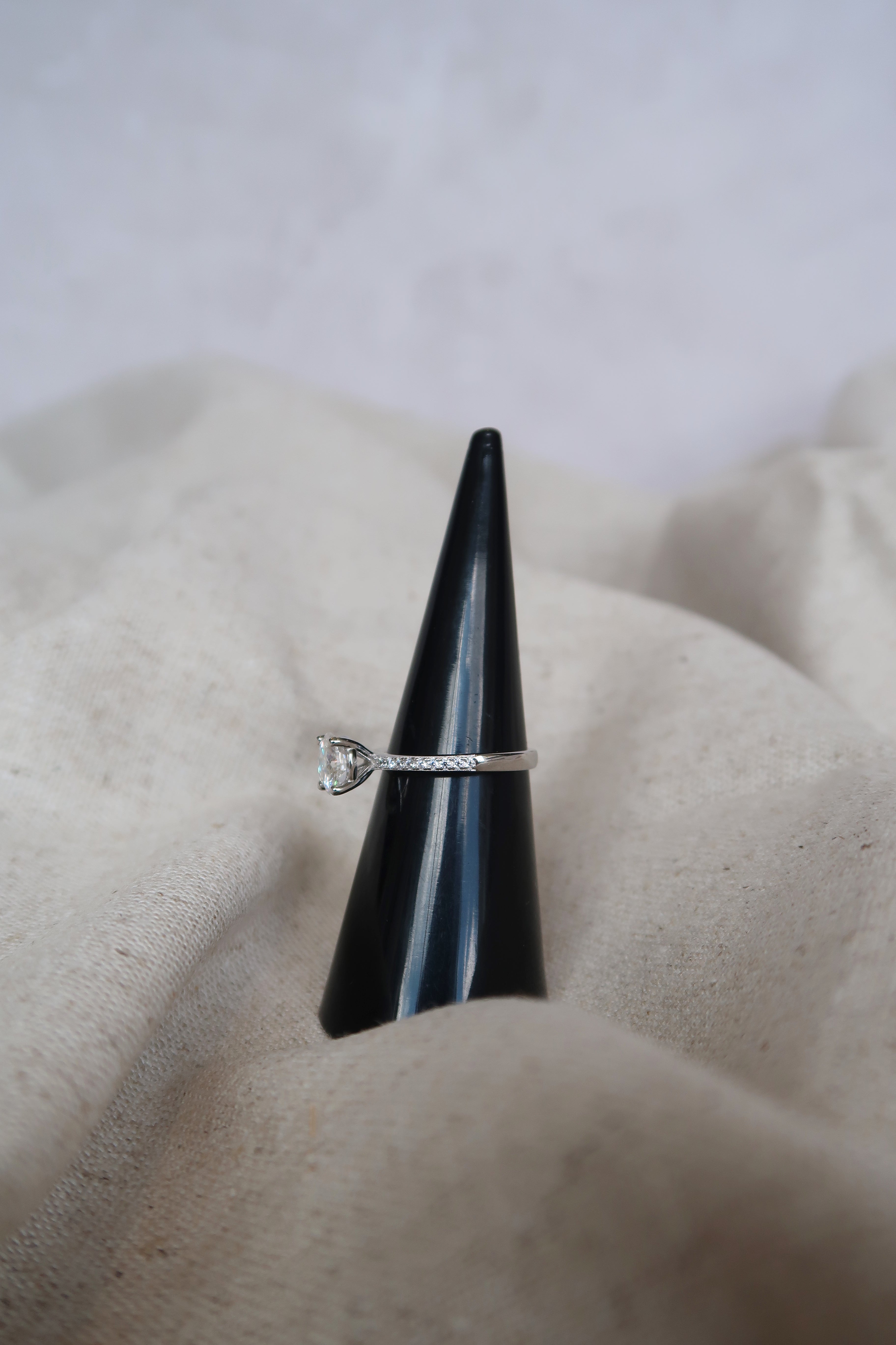 Anillo redondo con brillantes en la banda 1 CT plateado con Moissanita