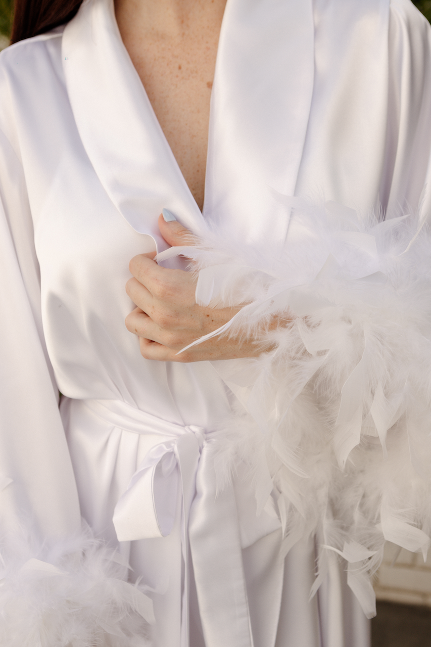 Bata Blanca con Plumas