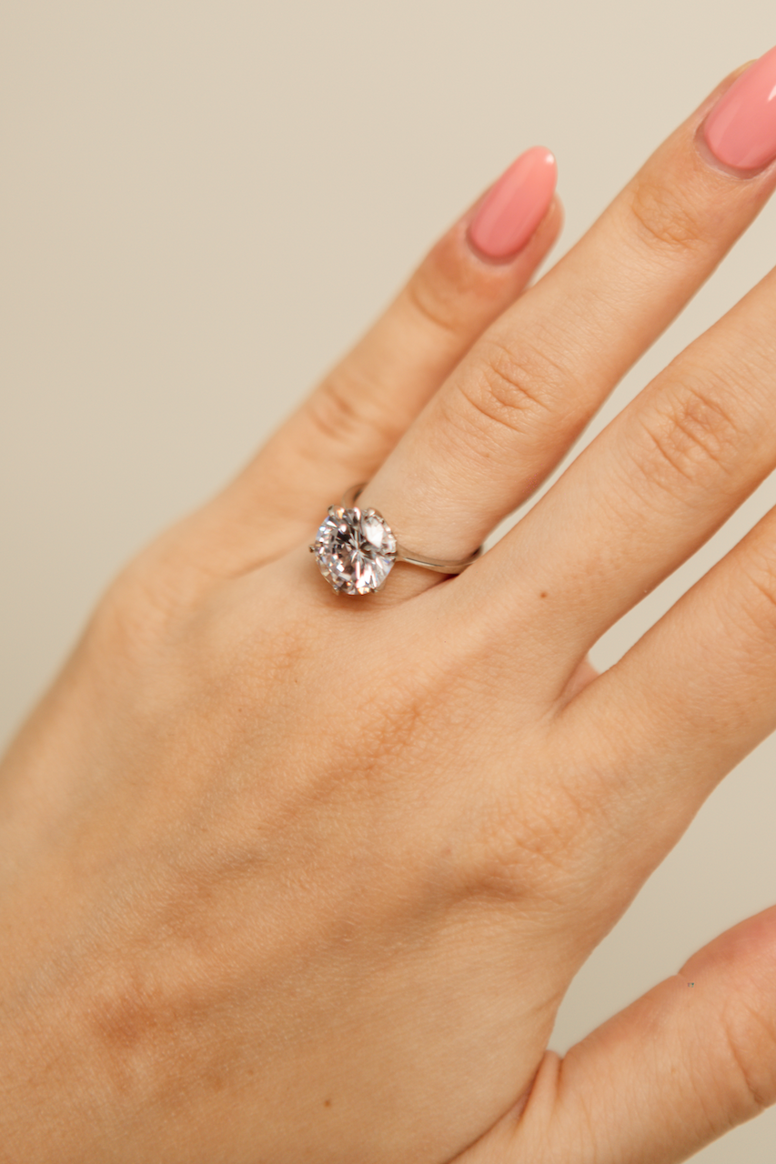 Anillo de compromiso réplica corte redondo solitario de 3.5 quilates.