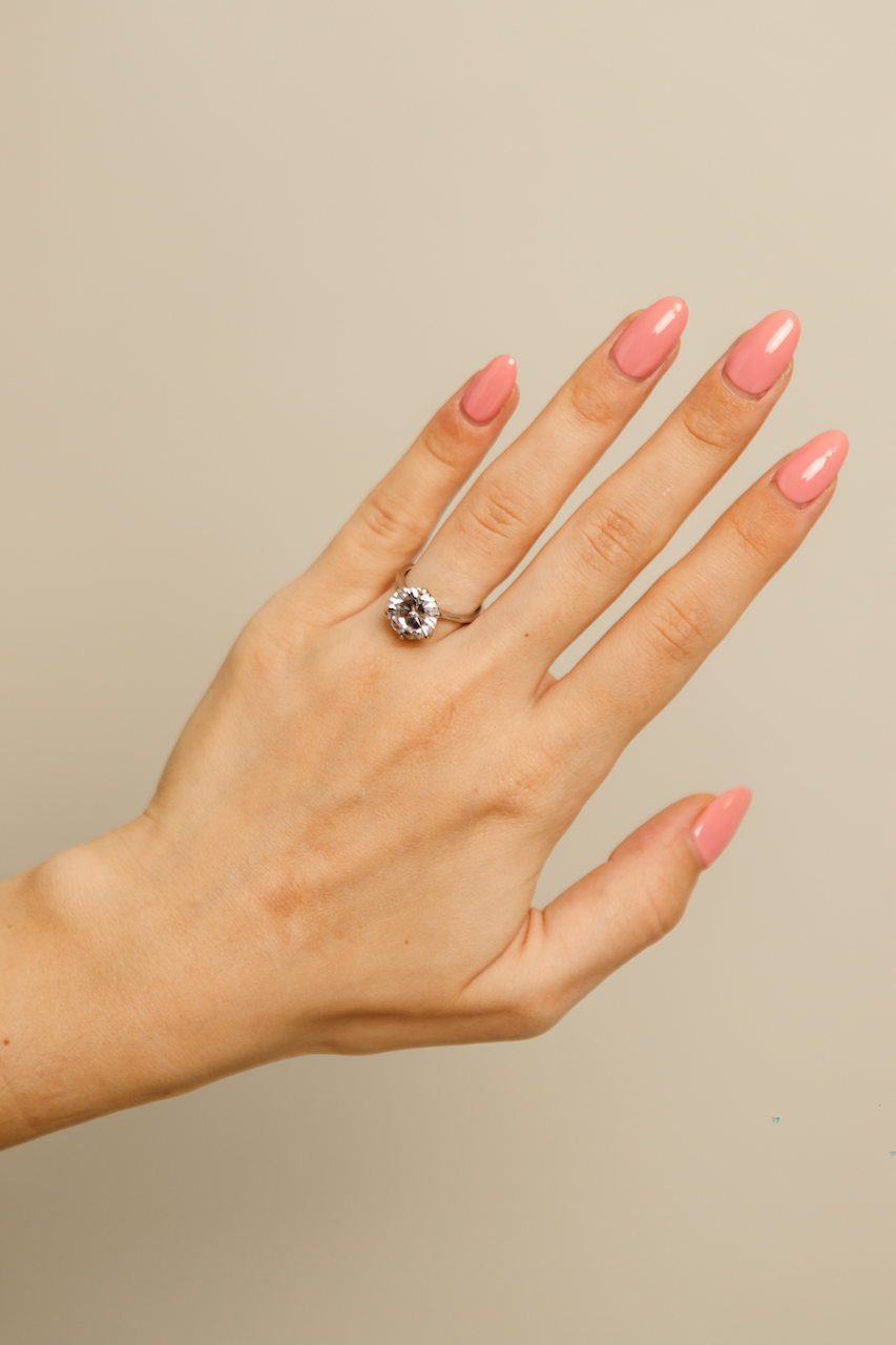 Anillo de compromiso réplica corte redondo solitario de 3.5 quilates.