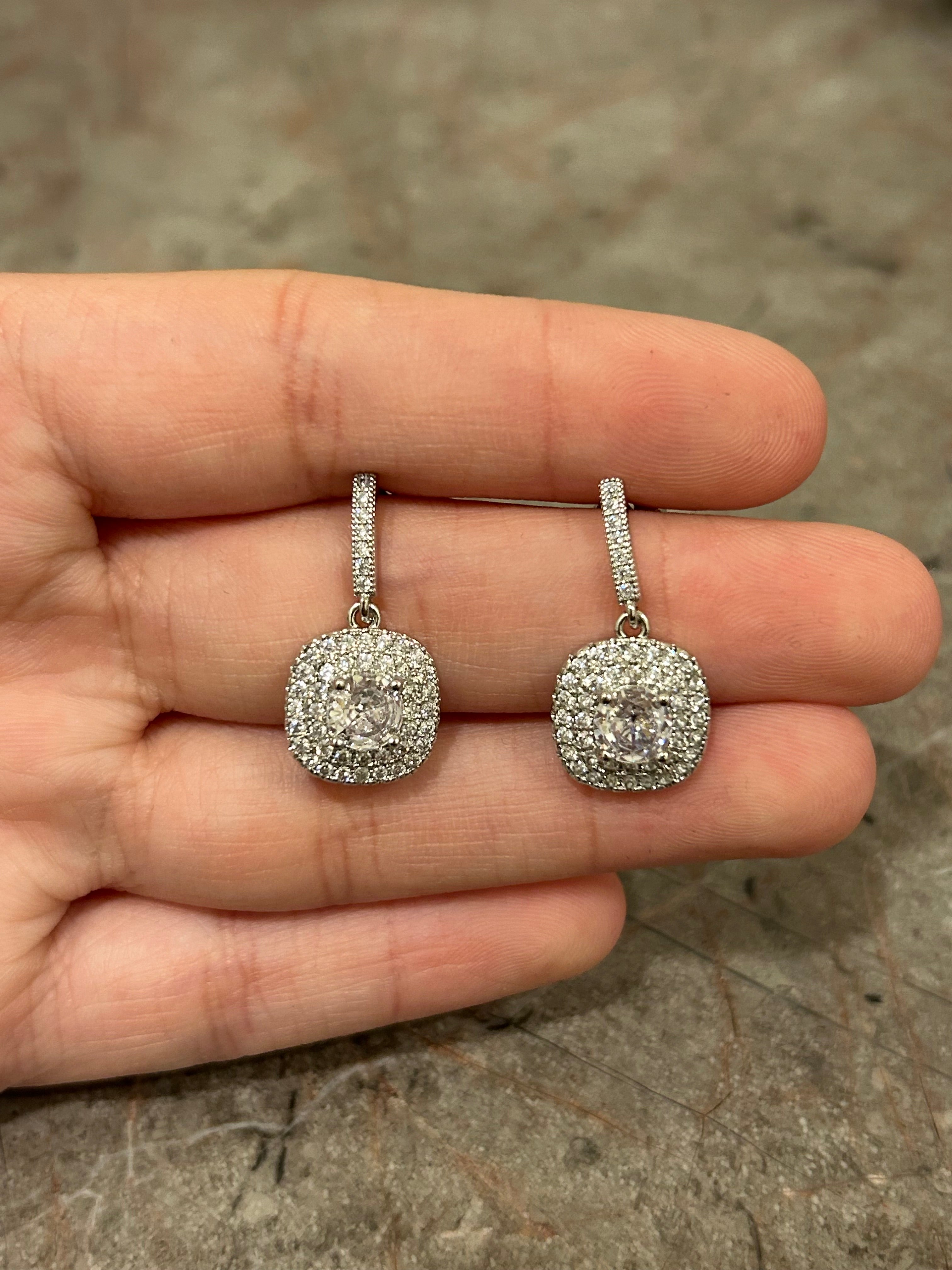 Aretes Arracada con Diamante Colgando Cuadrado