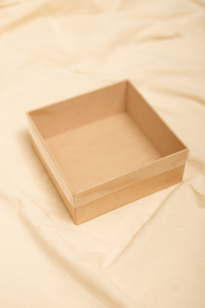 Caja de regalo MDF con tapa de acetato personalizable con papel triturado.