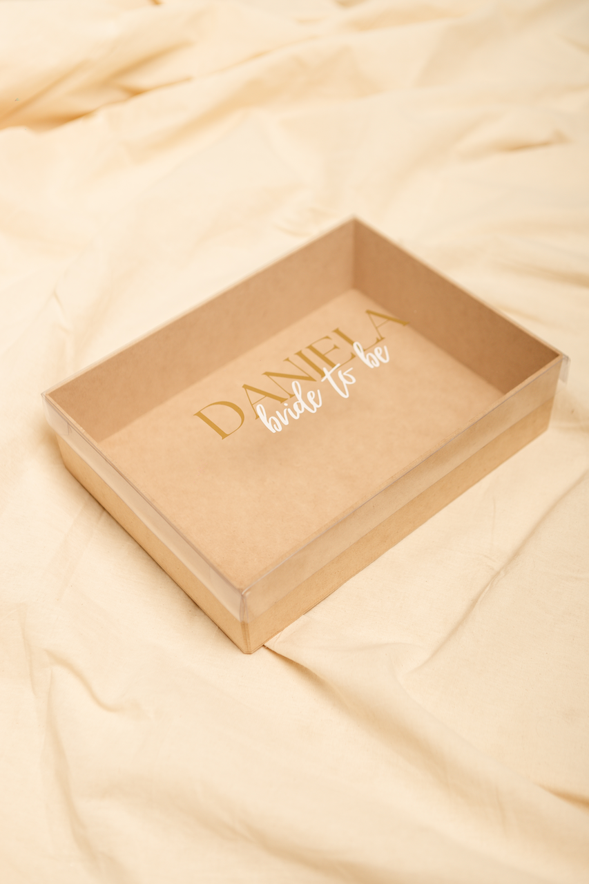 Caja de regalo MDF con tapa de acetato personalizable con papel triturado.