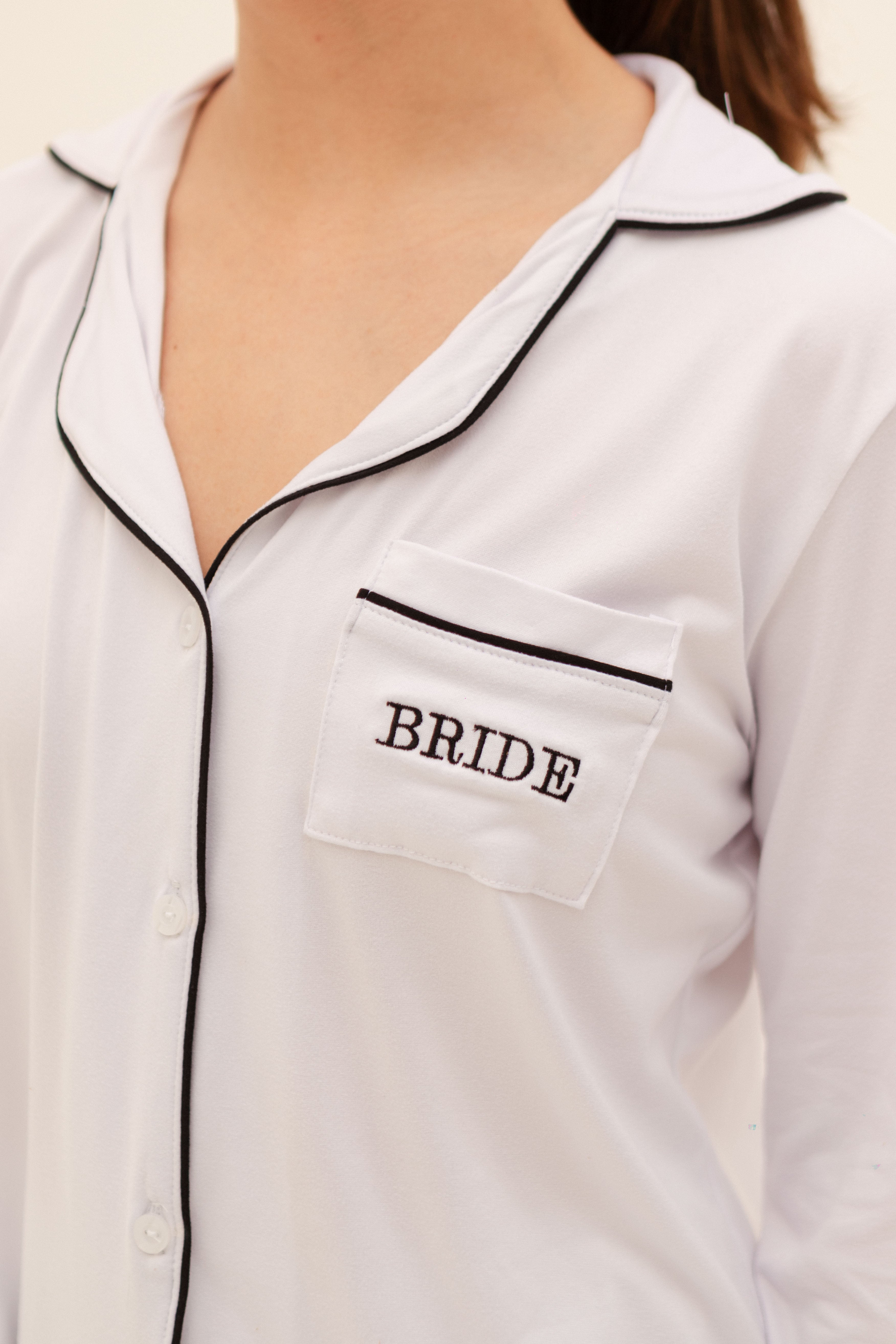 Pijama de pantalón color blanca con bordado “Bride” de dos piezas con scrunchie.