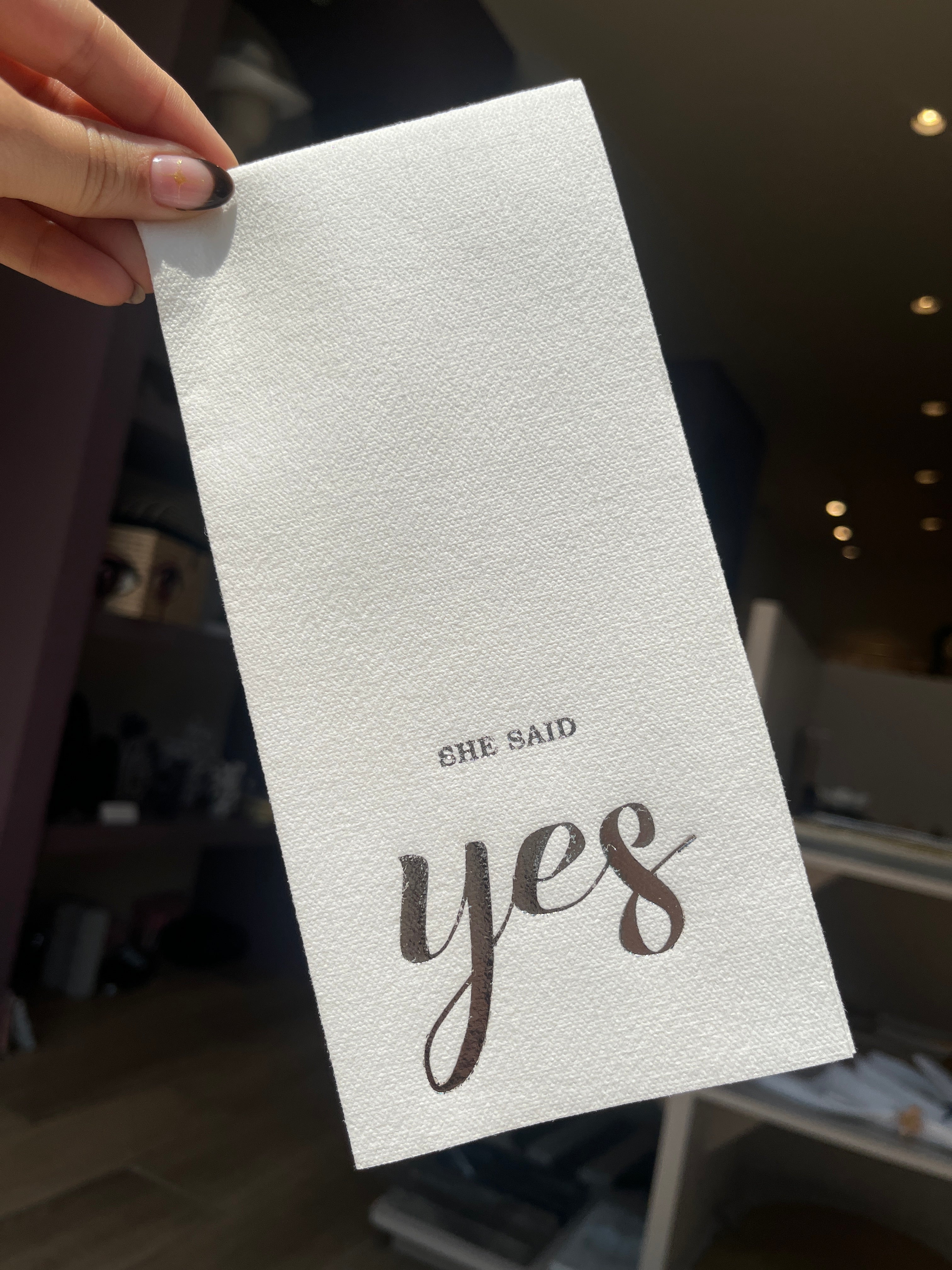 Servilletas rectangulares con foil metálico, 20 piezas por paquete.