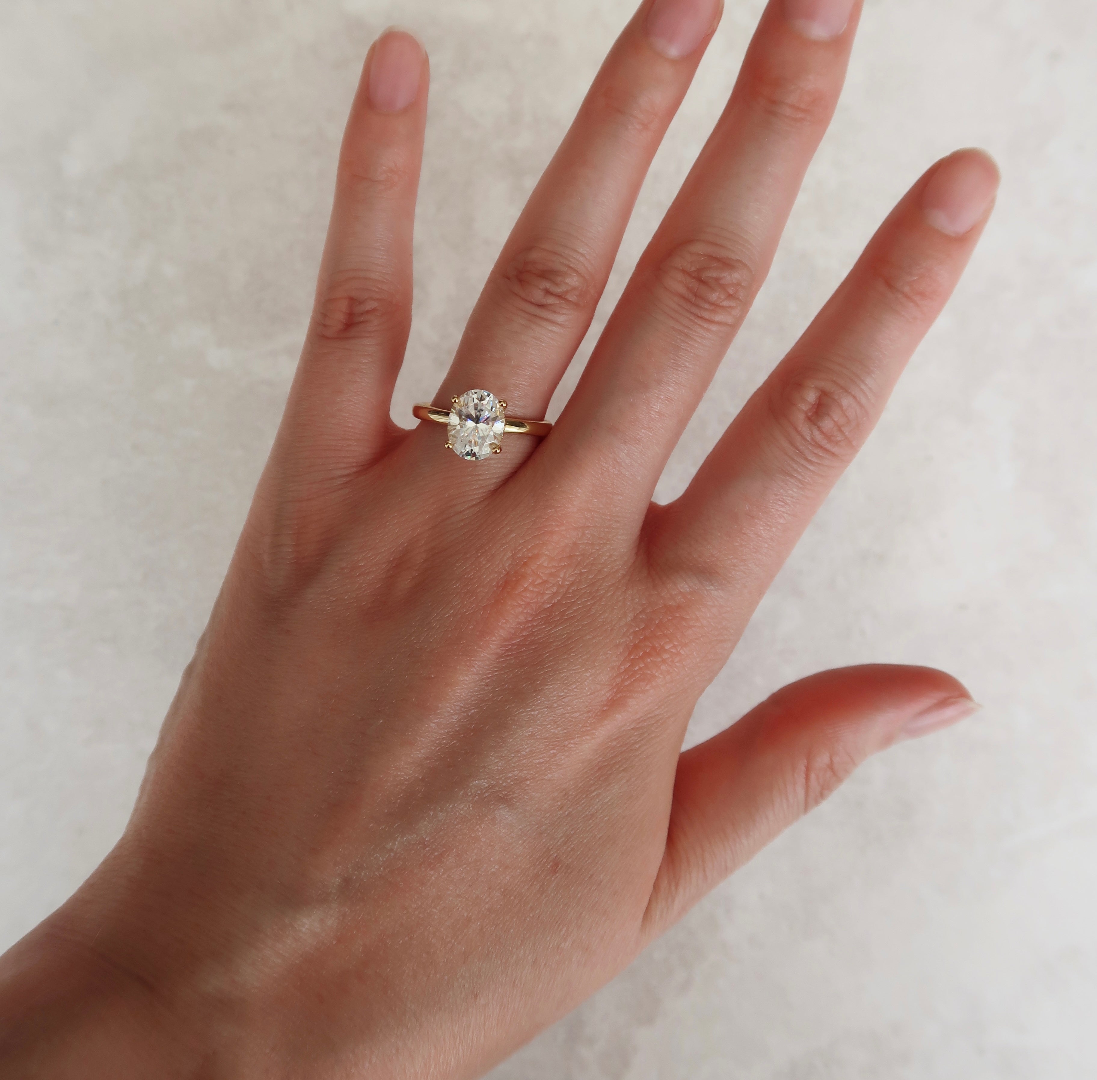 Anillo solitario ovalado 2 CT dorado con Moissanita