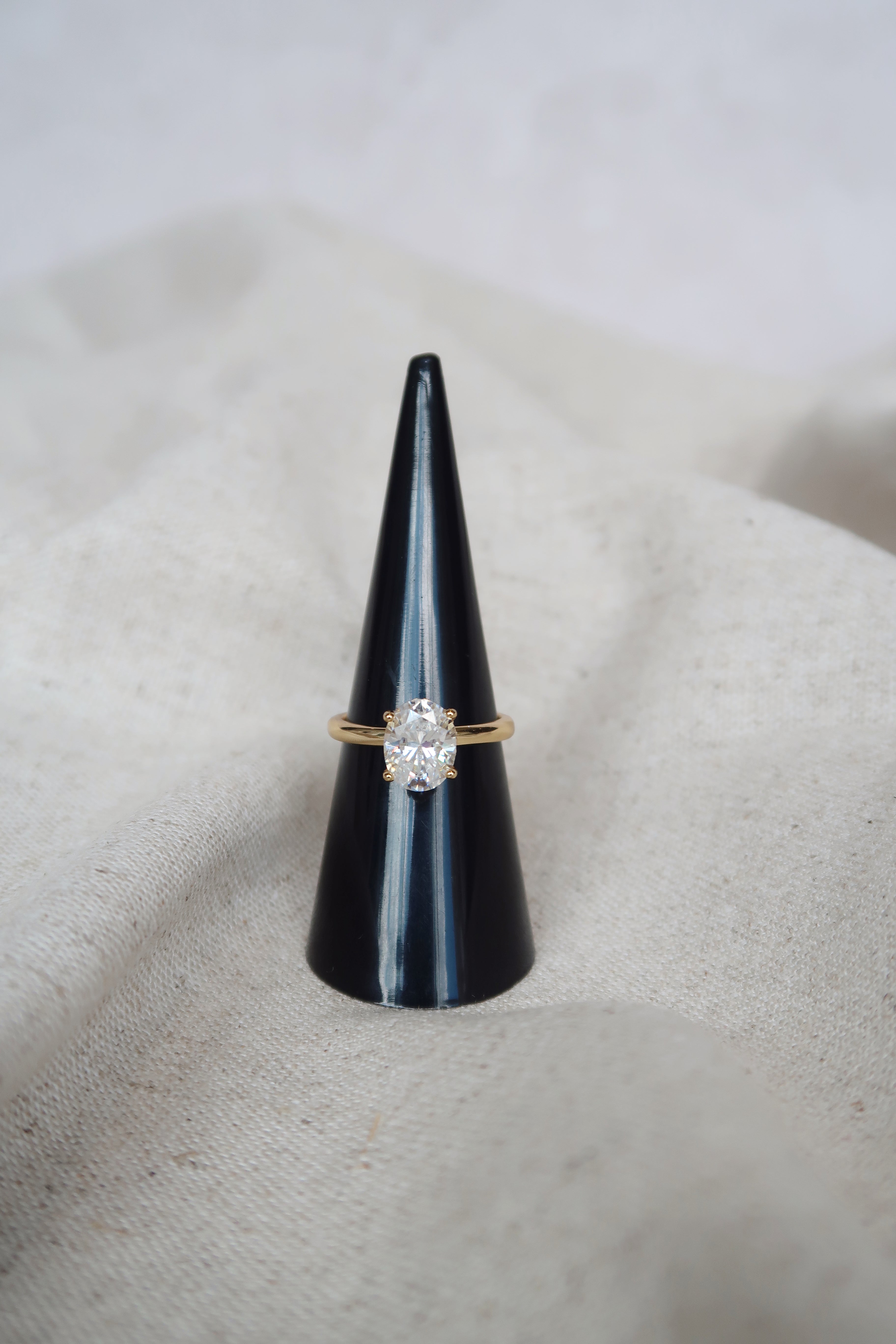 Anillo solitario ovalado 2 CT dorado con Moissanita