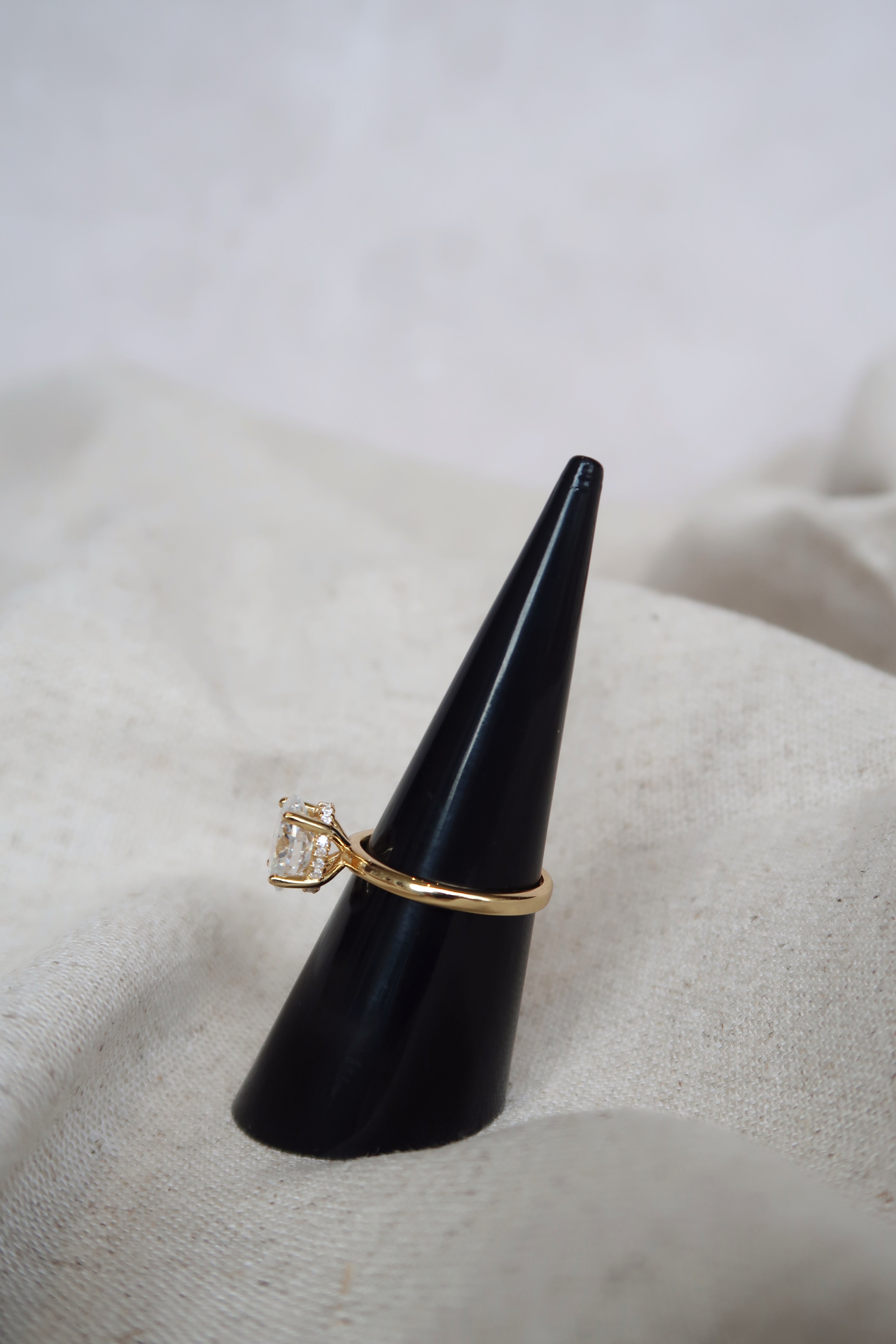 Anillo solitario ovalado 2 CT dorado con Moissanita