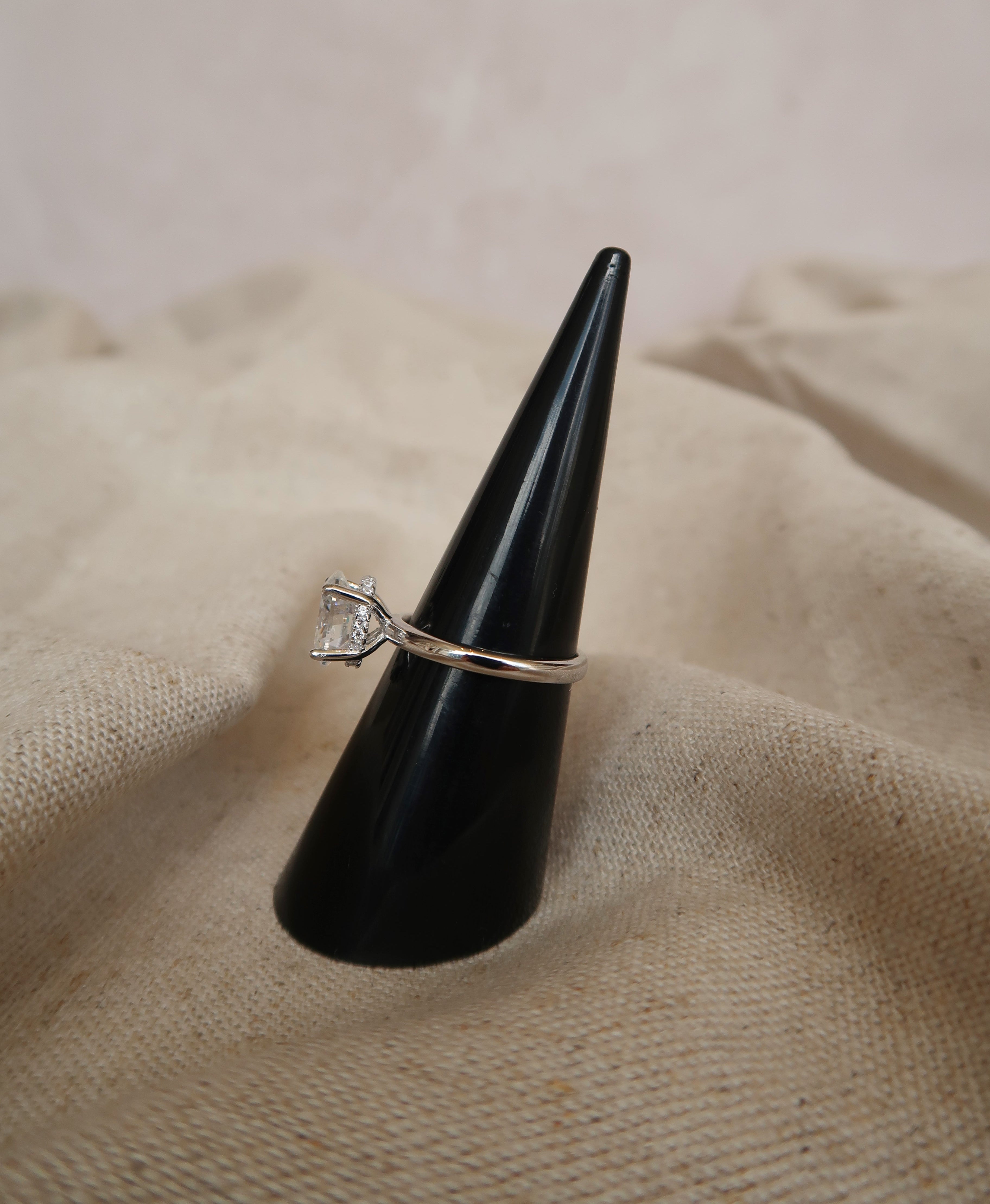 Anillo solitario ovalado 2 CT plateado con Moissanita