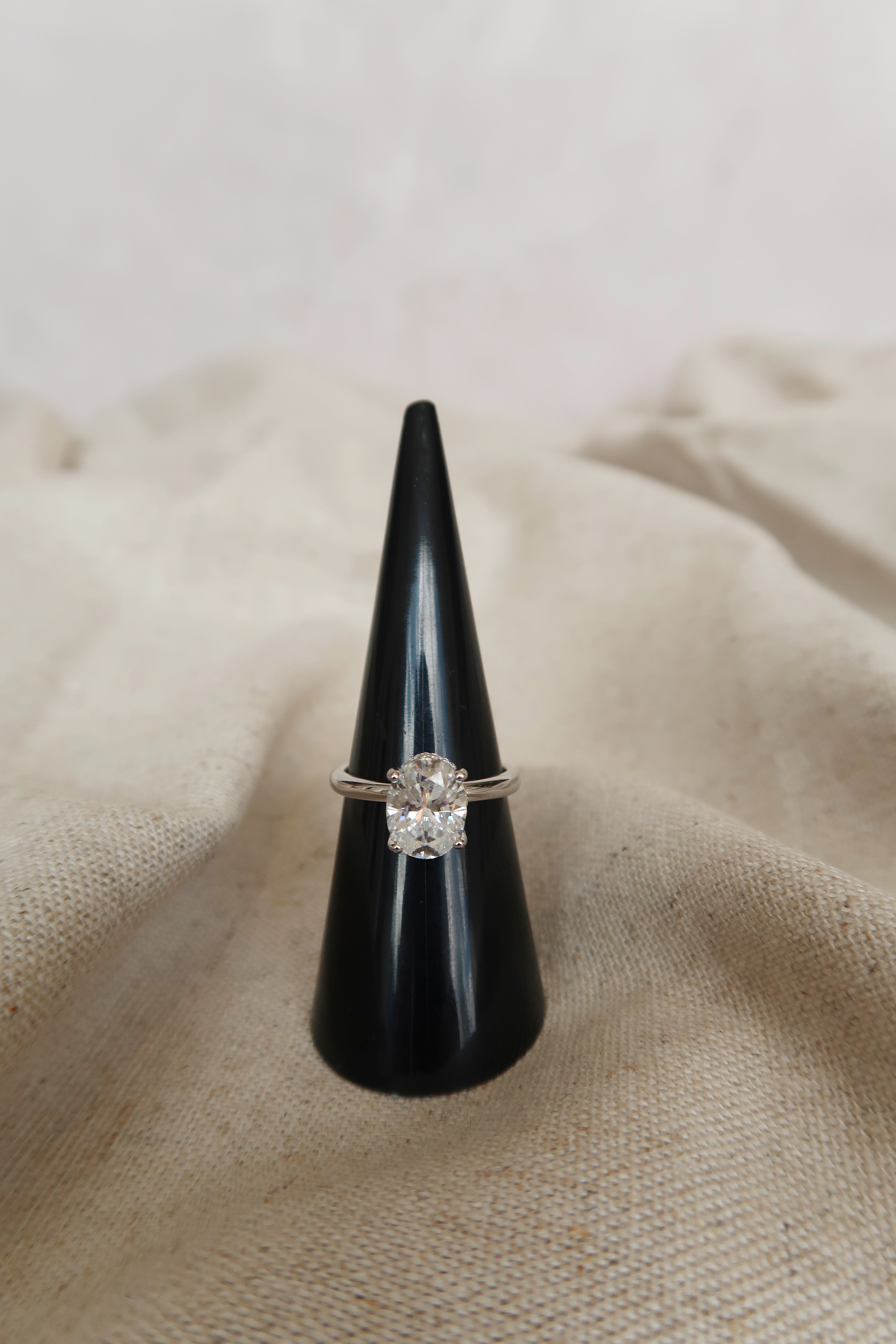 Anillo solitario ovalado 2 CT plateado con Moissanita