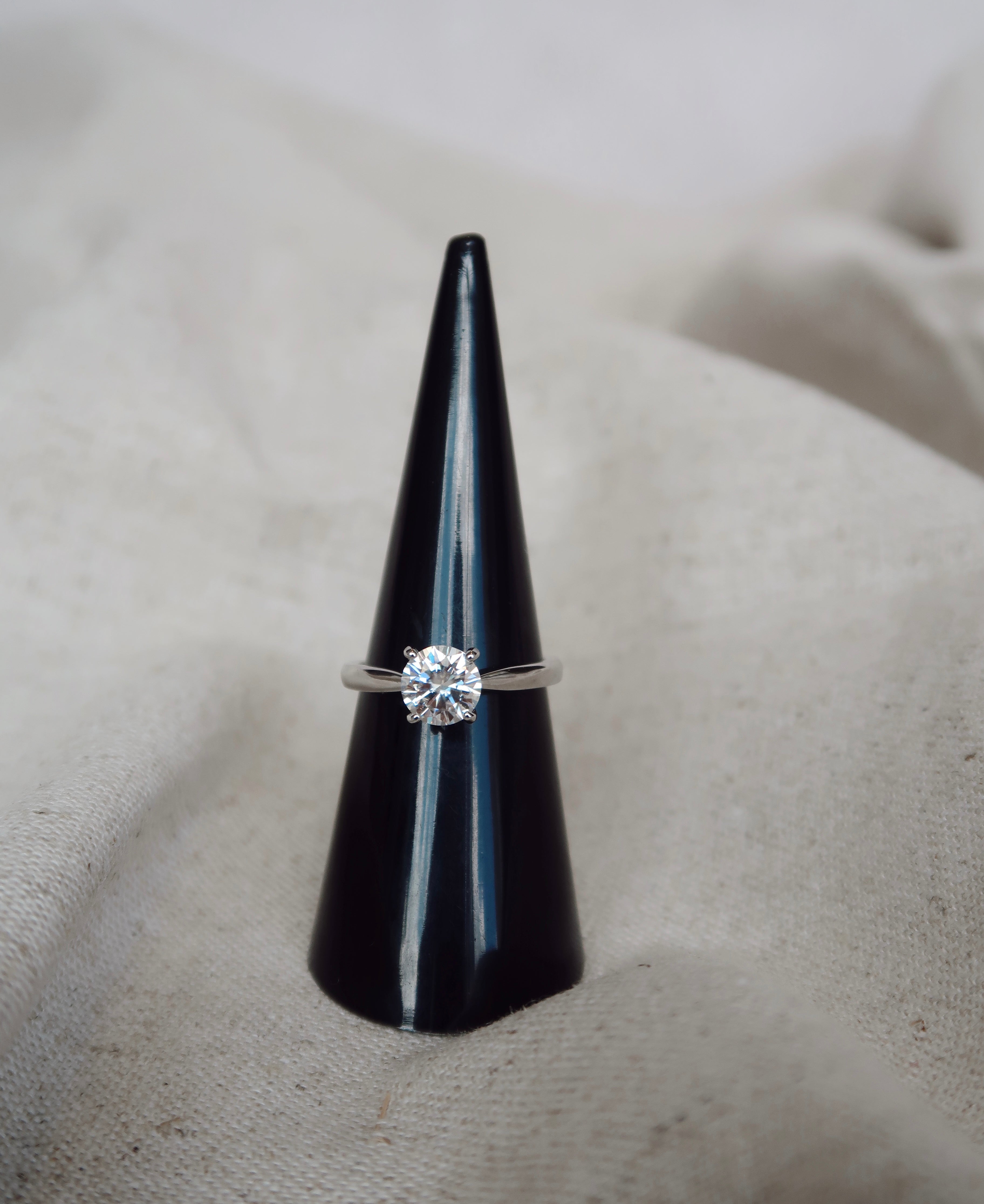 Anillo solitario redondo 1 CT plateado con Moissanita