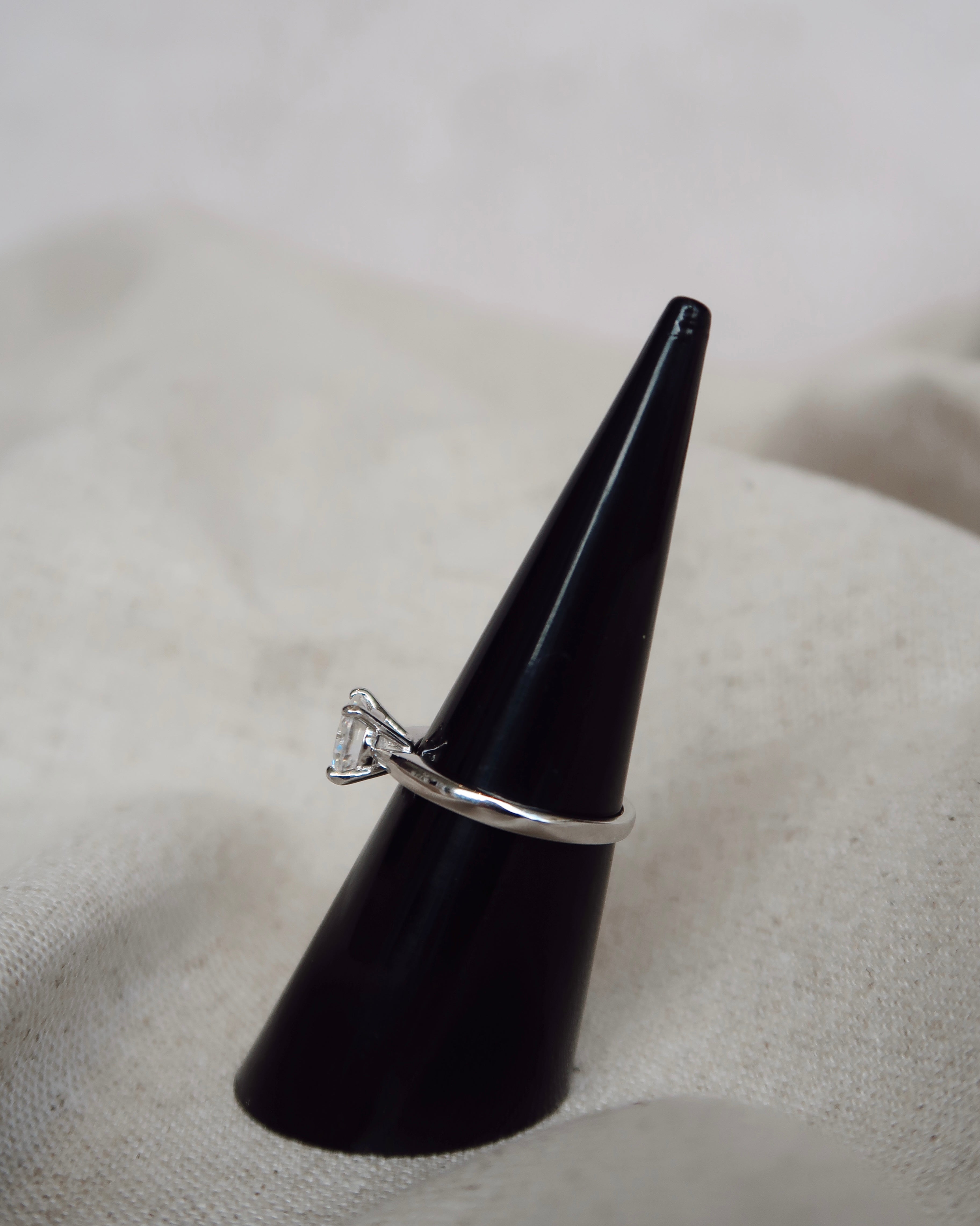 Anillo solitario redondo 1 CT plateado con Moissanita