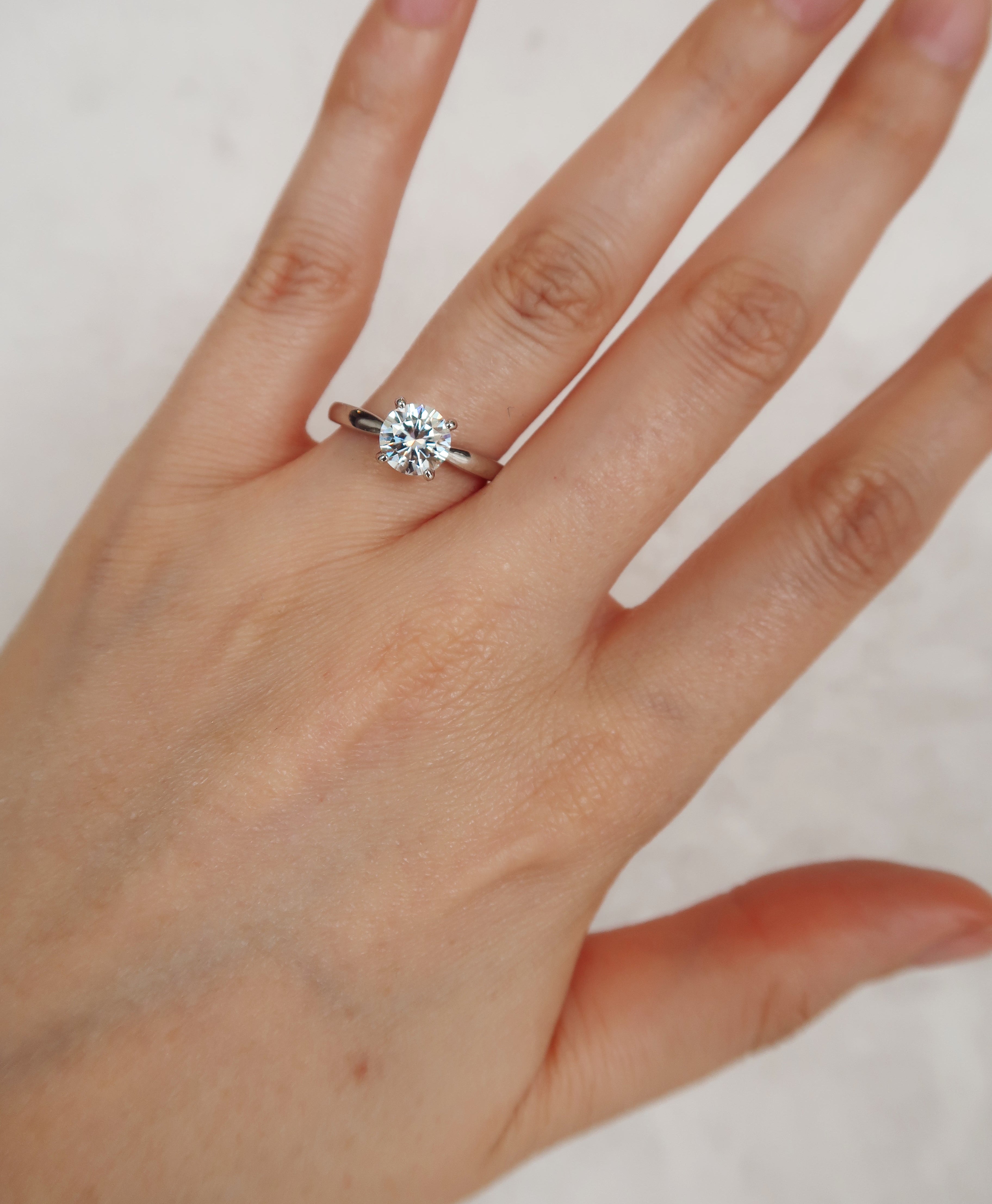 Anillo solitario redondo 1 CT plateado con Moissanita