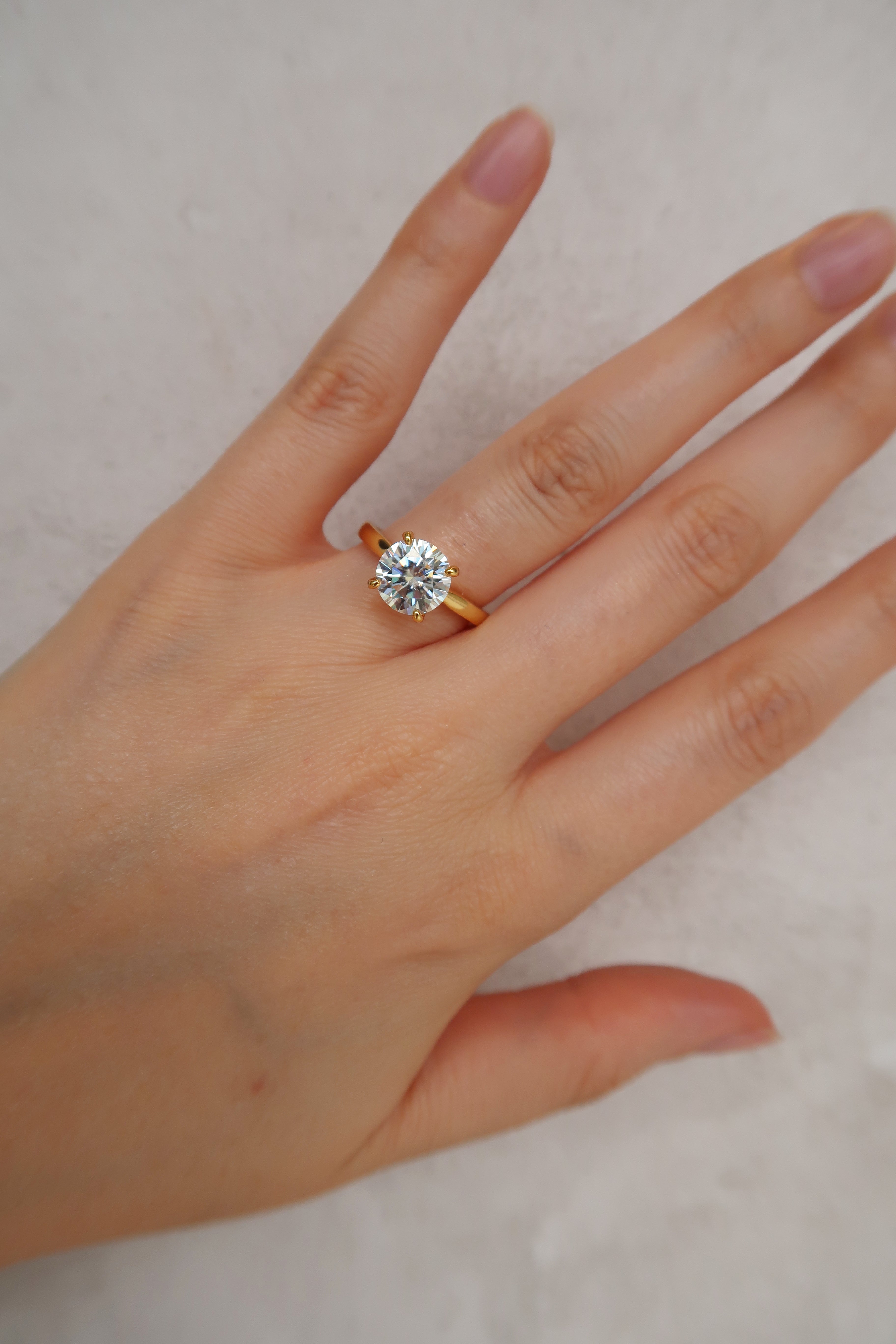 Anillo solitario redondo 2 CT dorado con Moissanita