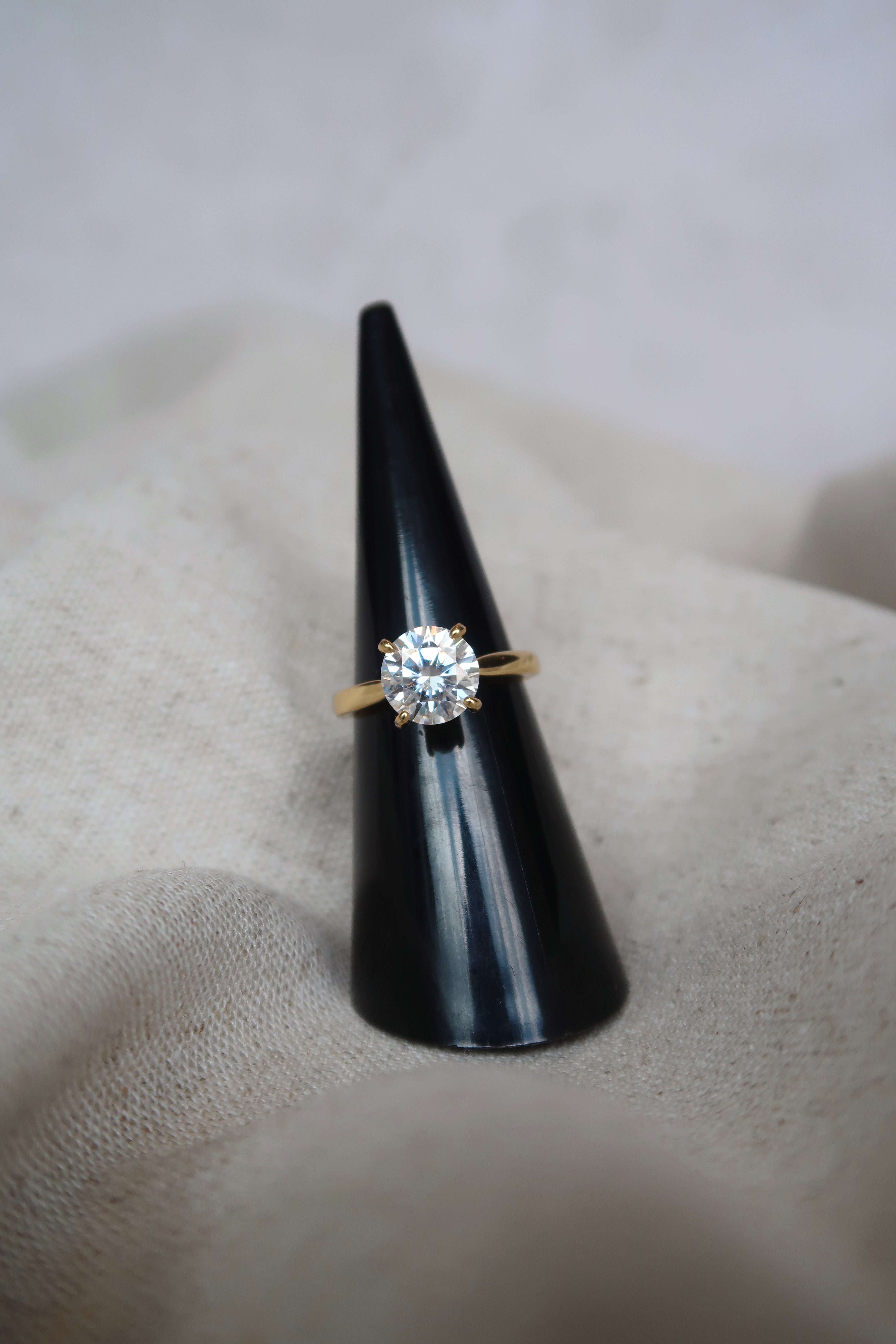 Anillo solitario redondo 2 CT dorado con Moissanita