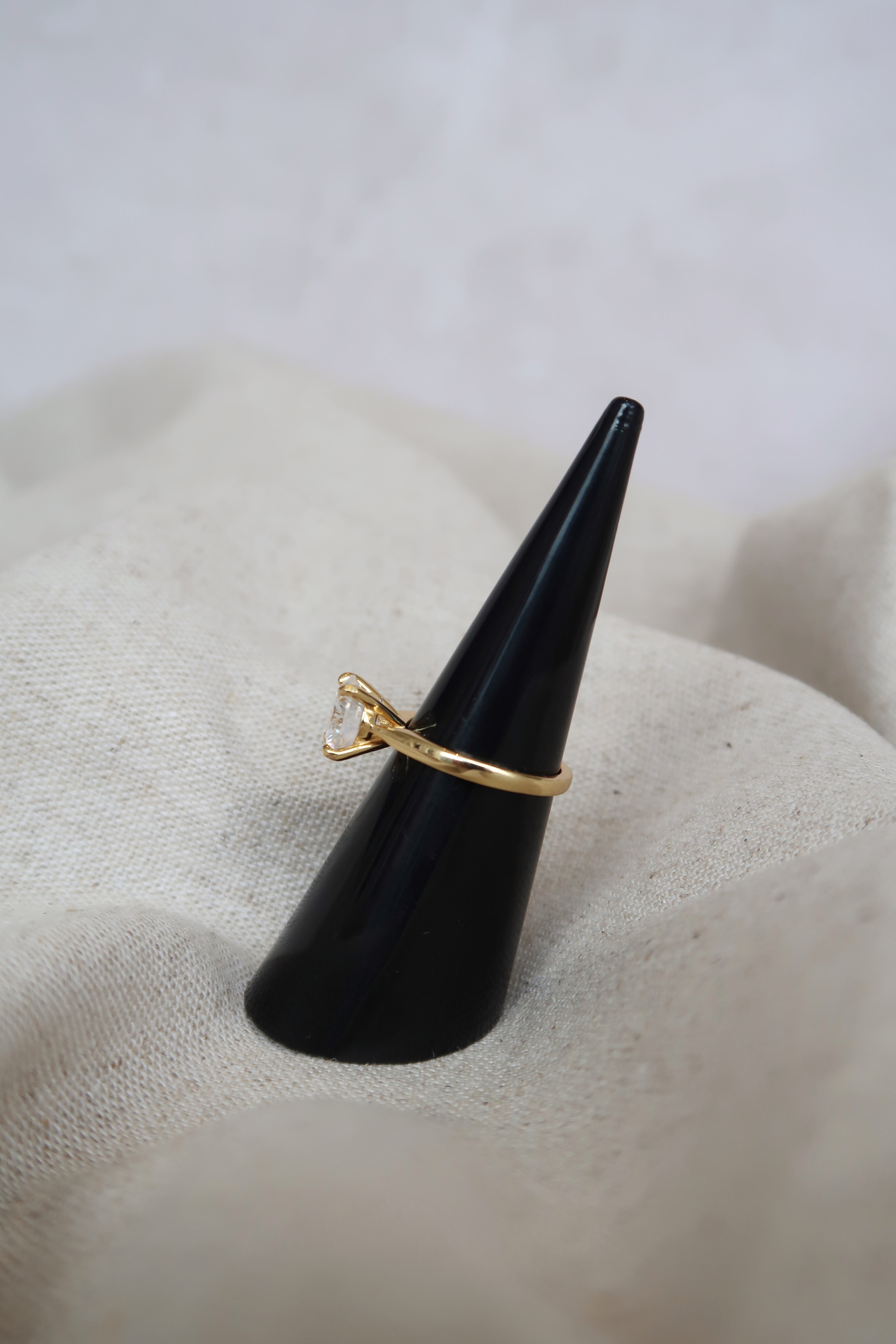 Anillo solitario redondo 2 CT dorado con Moissanita