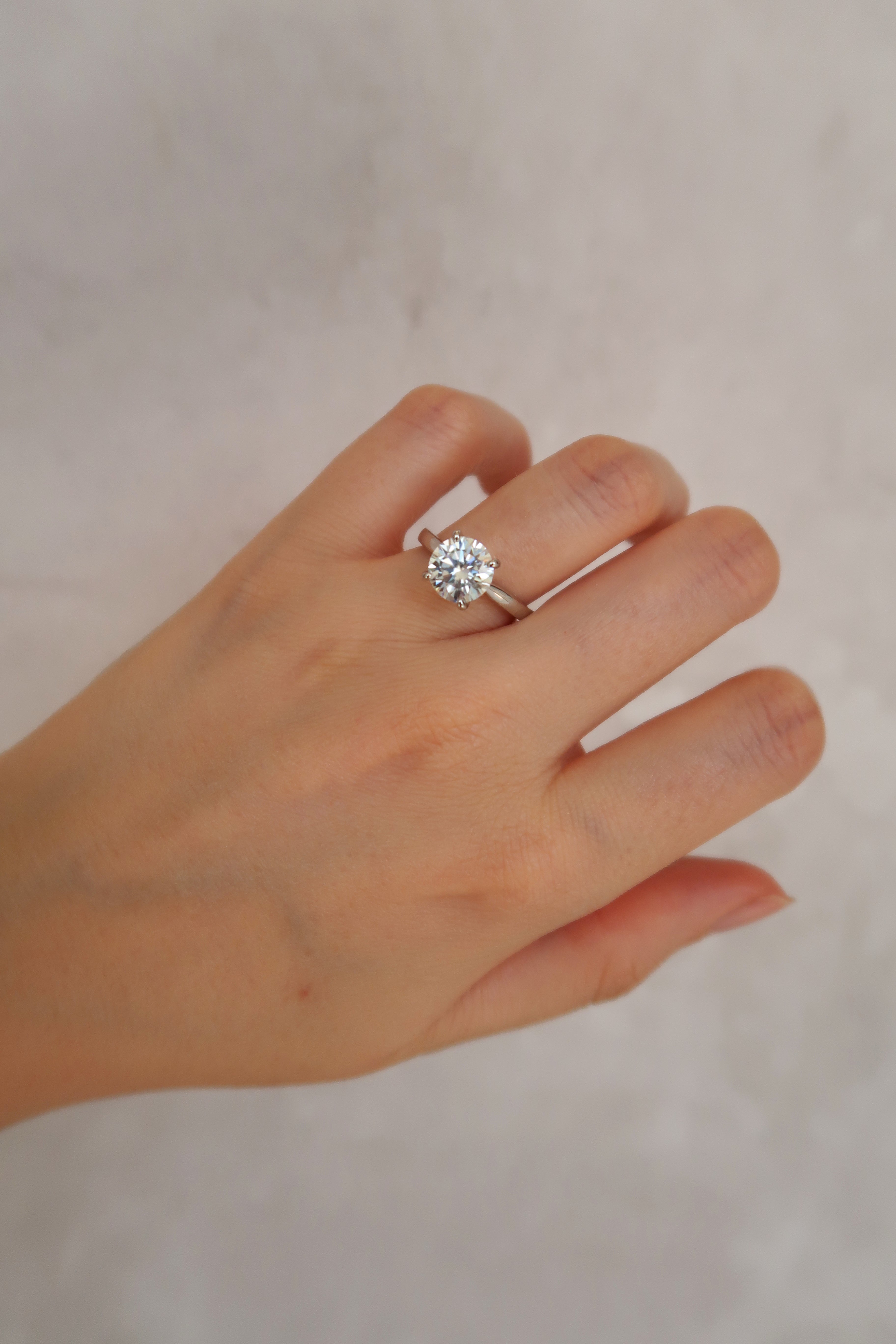 Anillo solitario redondo 2 CT plateado con Moissanita