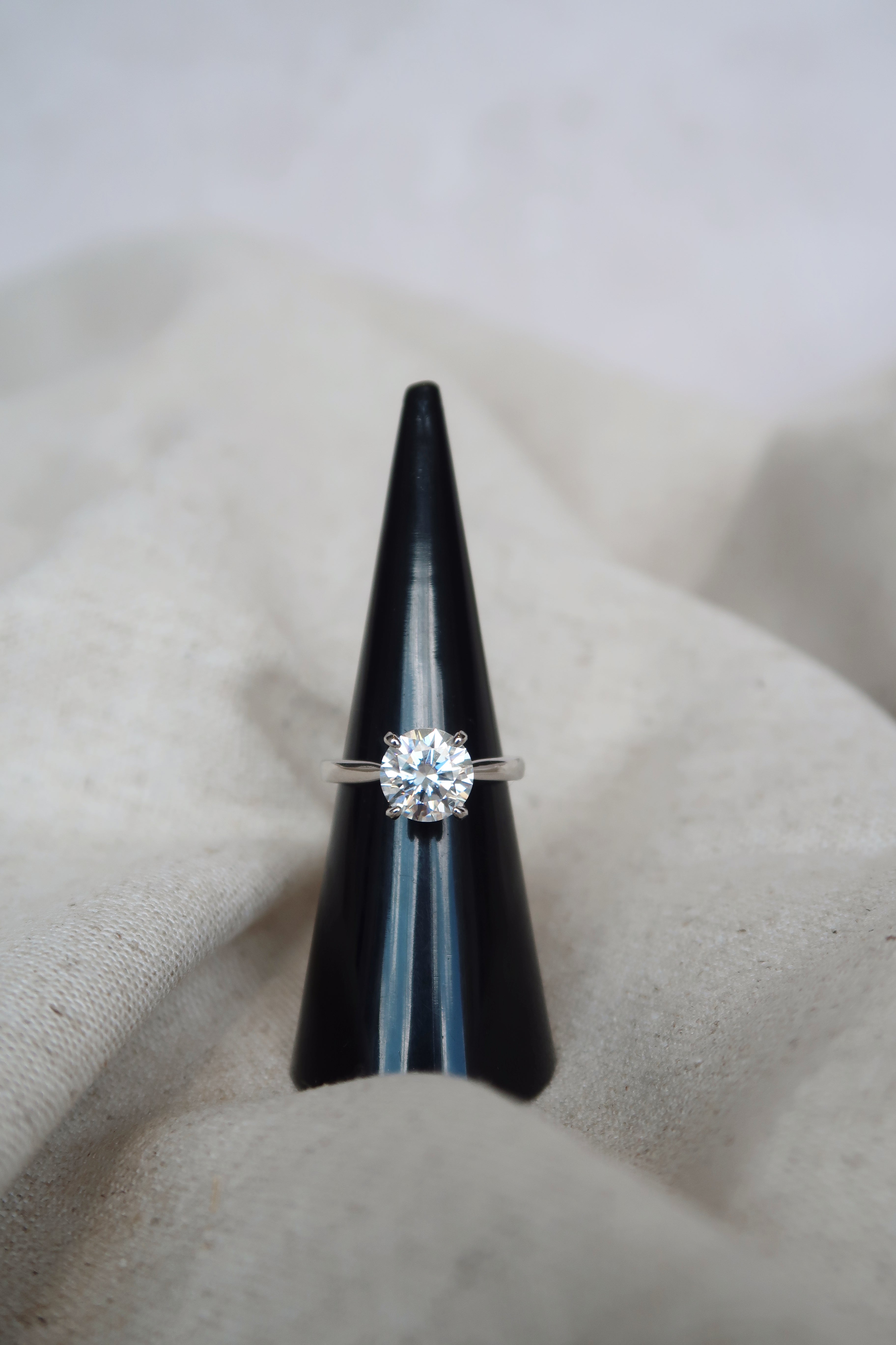 Anillo solitario redondo 2 CT plateado con Moissanita