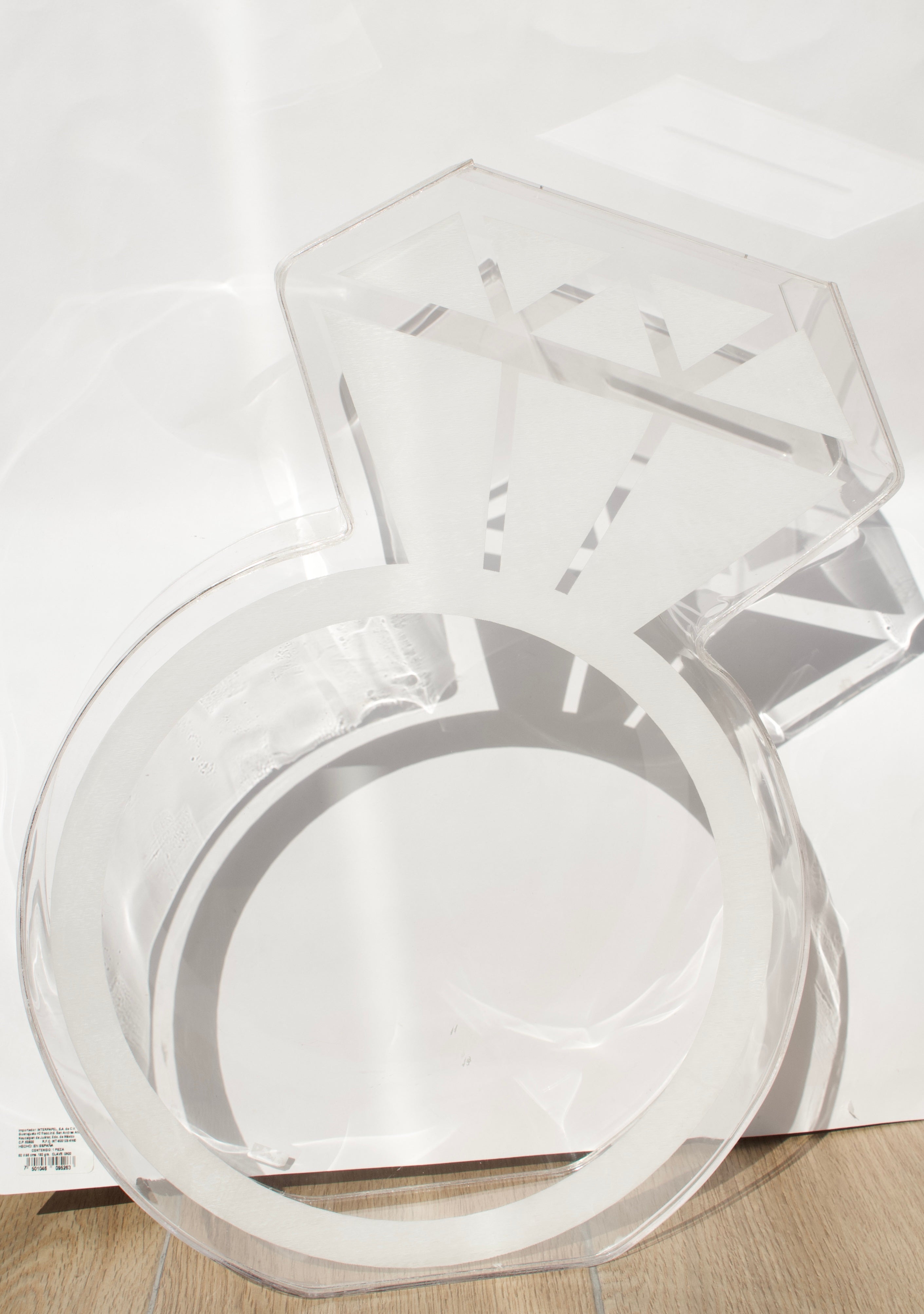 Caja de acrílico en forma de anillo para sobres de boda o despedida de soltera.