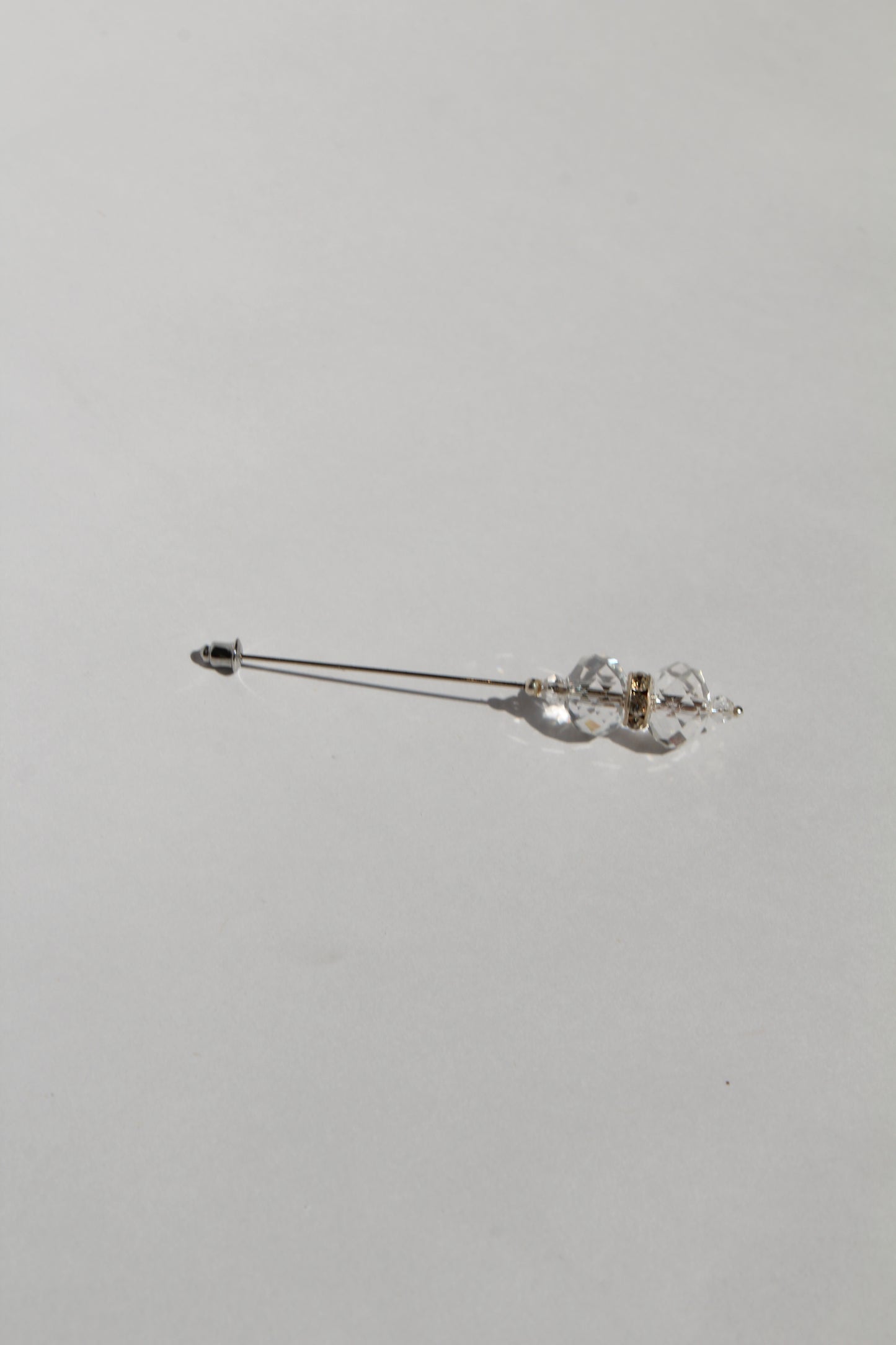 Boutonniere con dos diamantes formando un cetro