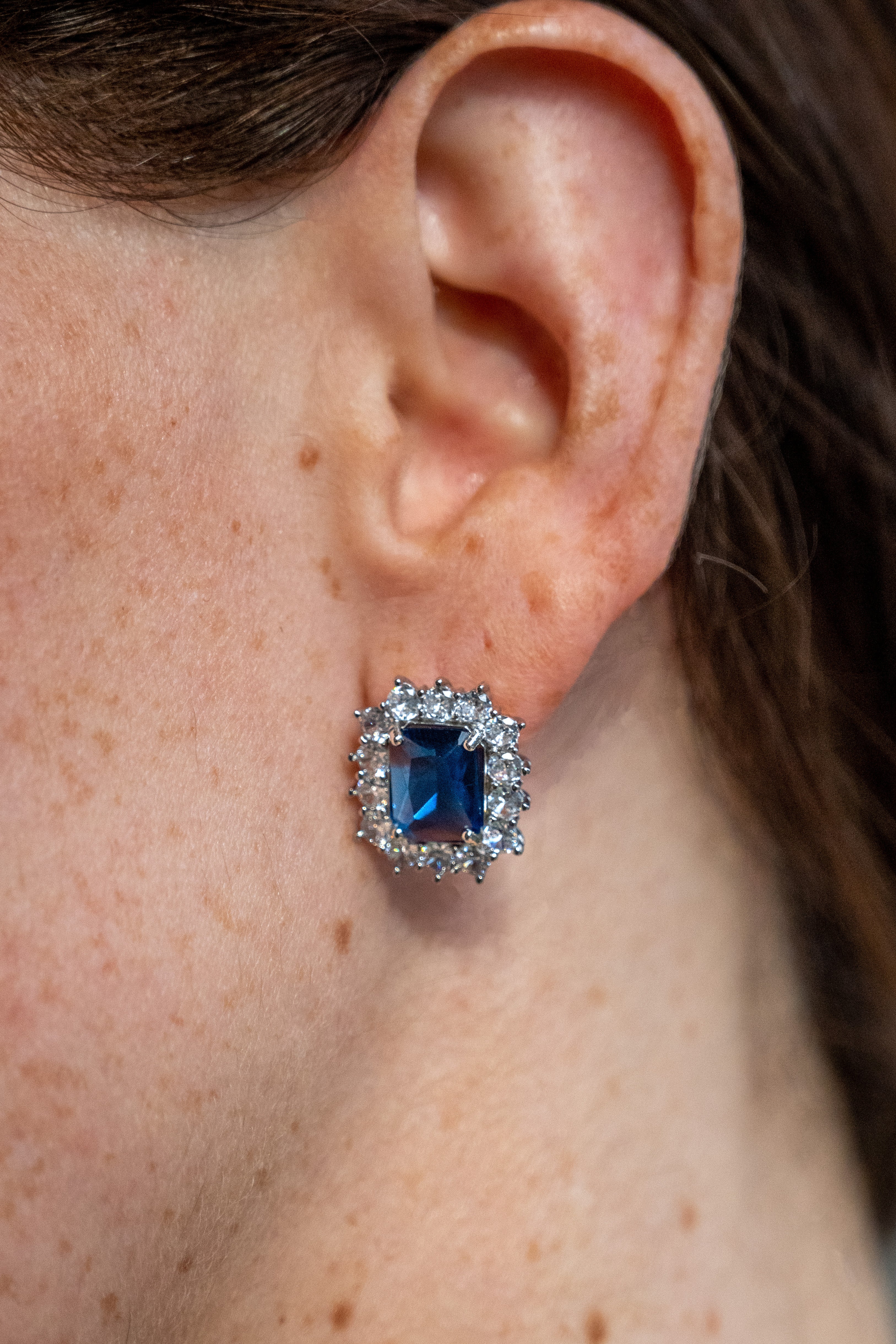 Aretes Brillantes y Detalle Azul (Cuadrado)