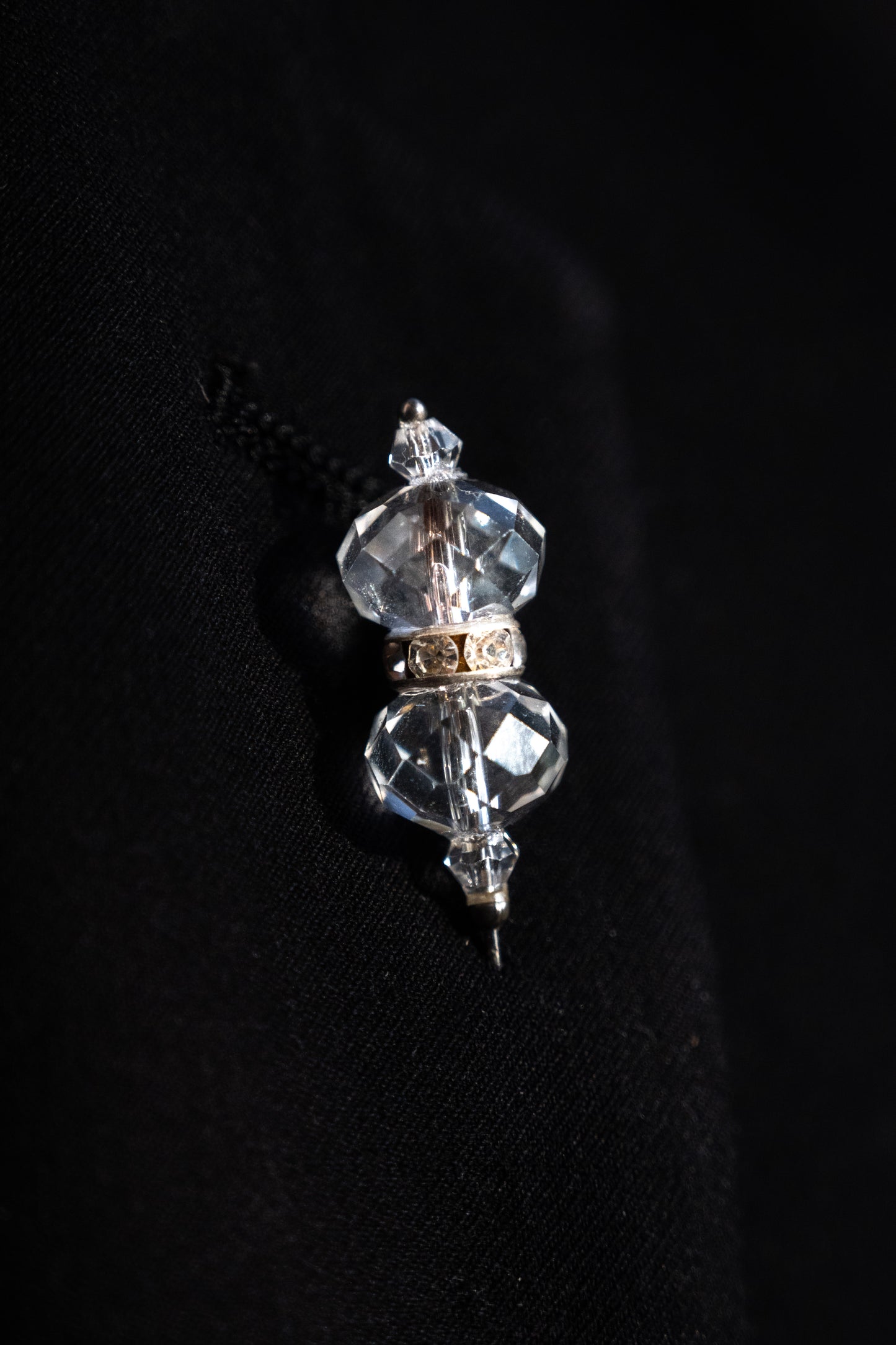 Boutonniere con dos diamantes formando un cetro