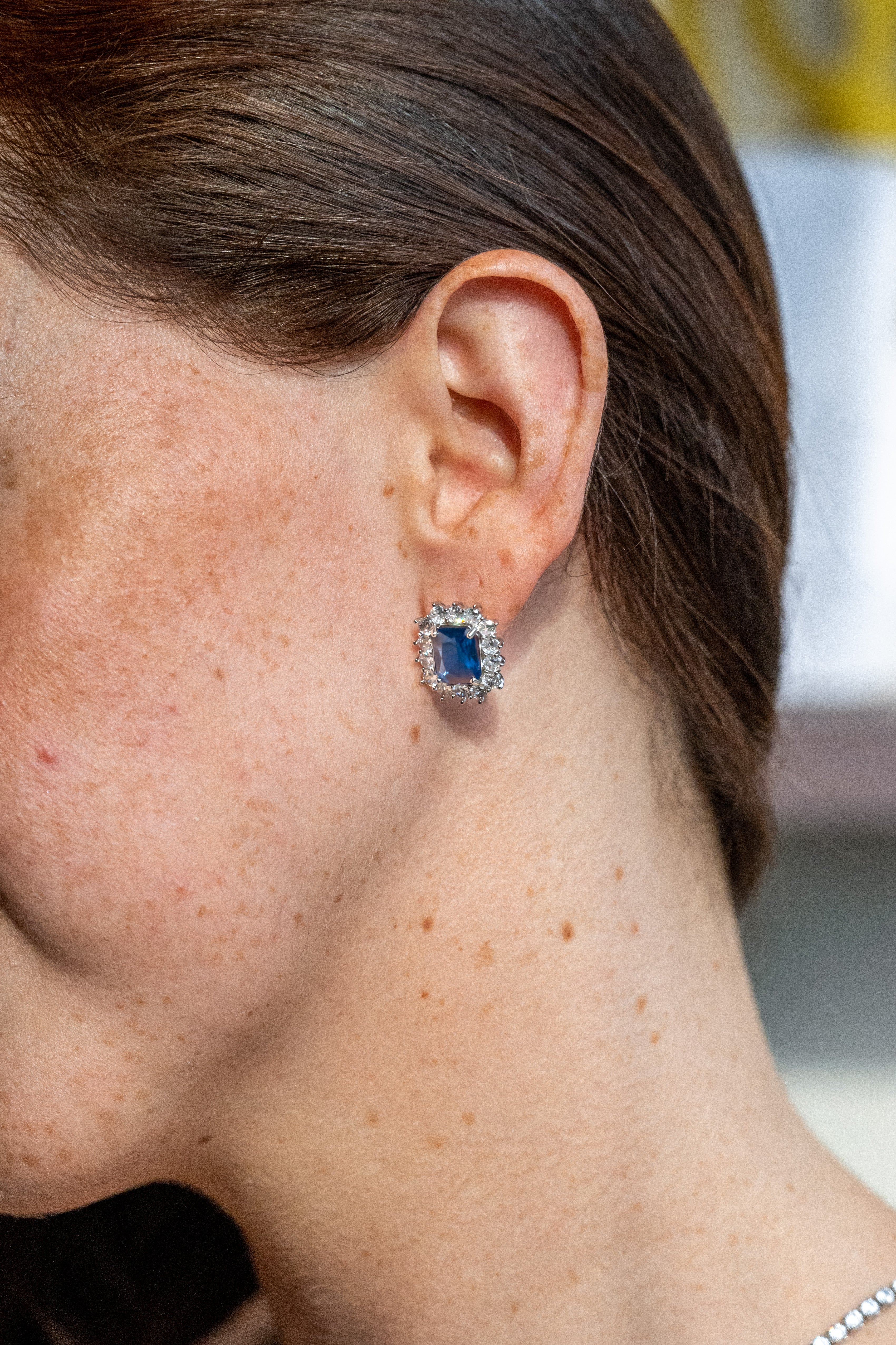 Aretes Brillantes y Detalle Azul (Cuadrado)