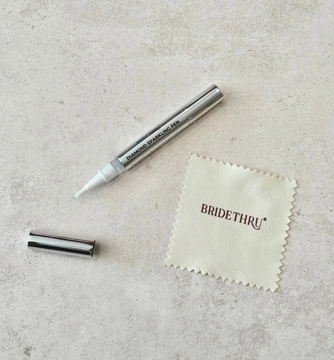 Limpiador de diamantes de Bride Thru, diseñado para mantener el brillo y cuidado delicado de tus joyas.