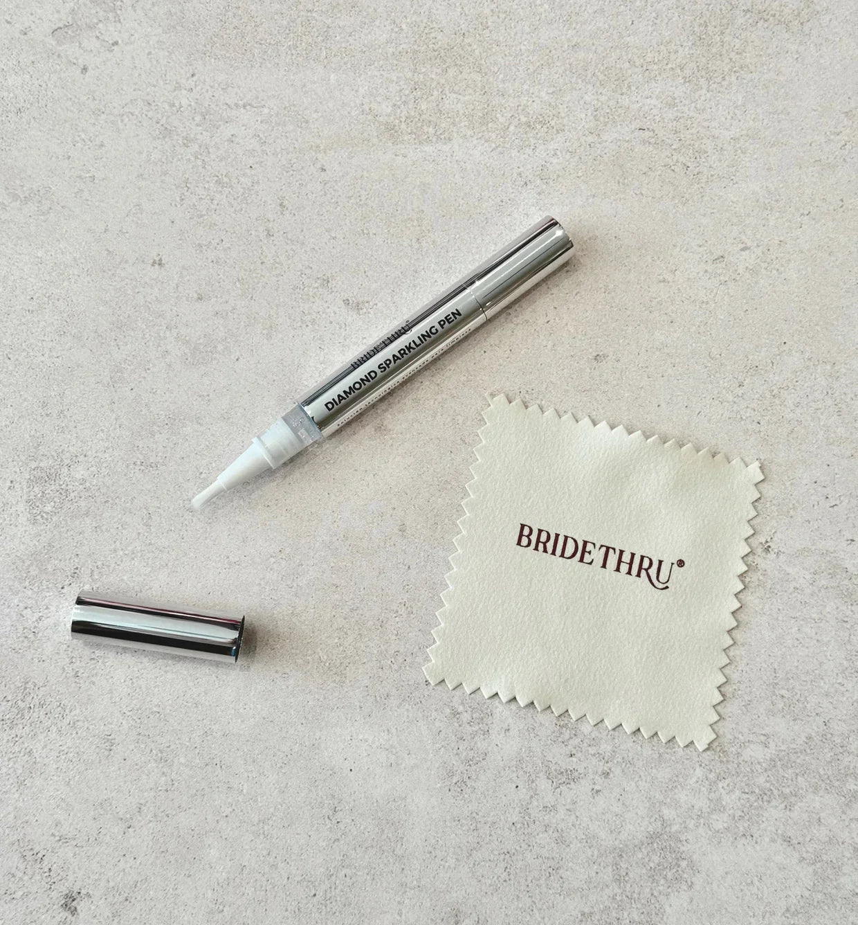 Limpiador de diamantes de Bride Thru, diseñado para mantener el brillo y cuidado delicado de tus joyas.