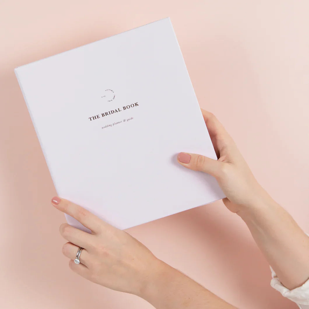 The Bridal Book de Bride Thru, planificador de bodas con checklists, calendario y guías para organizar tu gran día.
