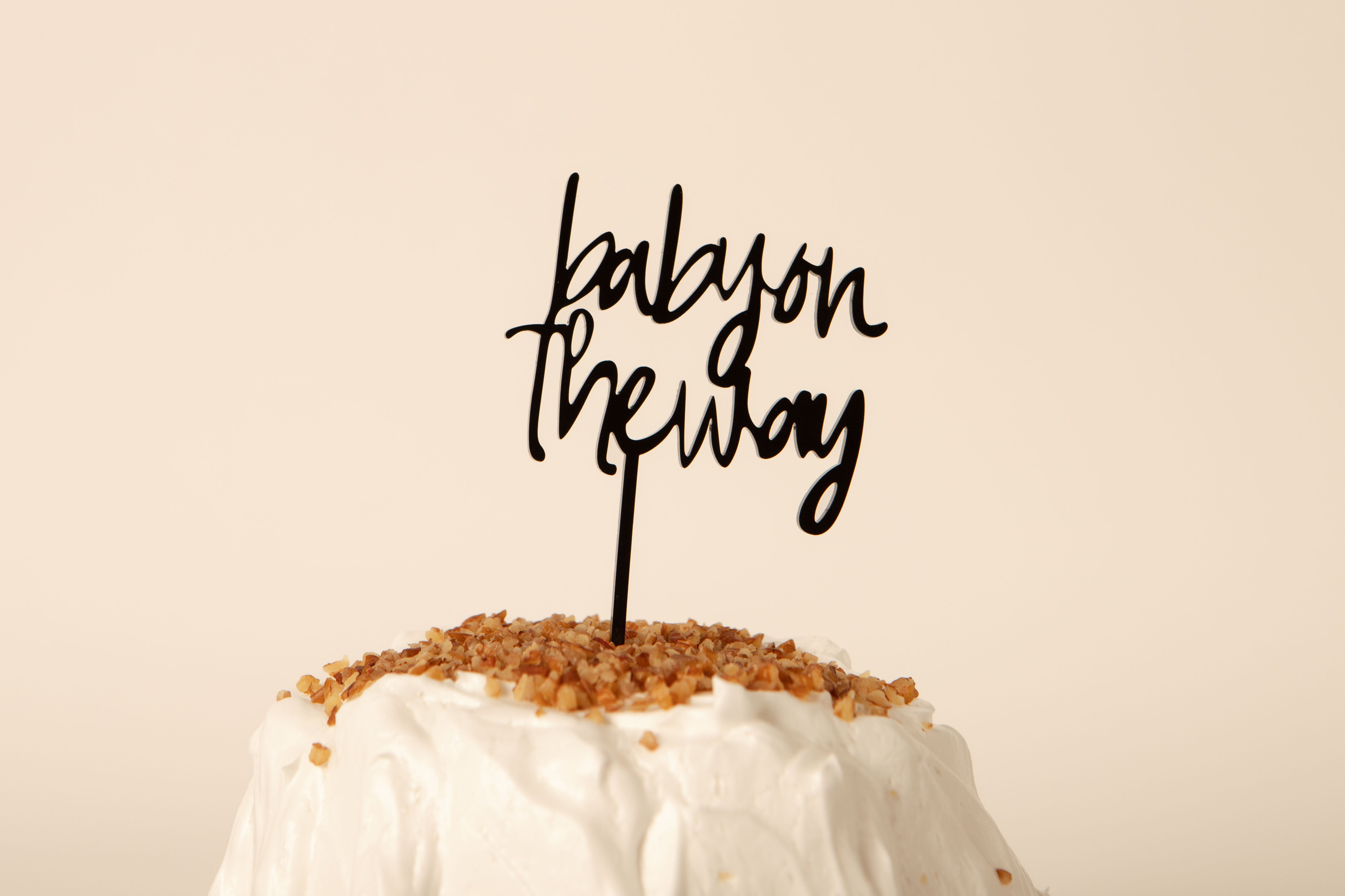 Toppers ‘You Are Next’ y ‘Baby on the Way’ de Bride Thru, adornos originales para mesas de postres que celebran el amor y nuevos comienzos.