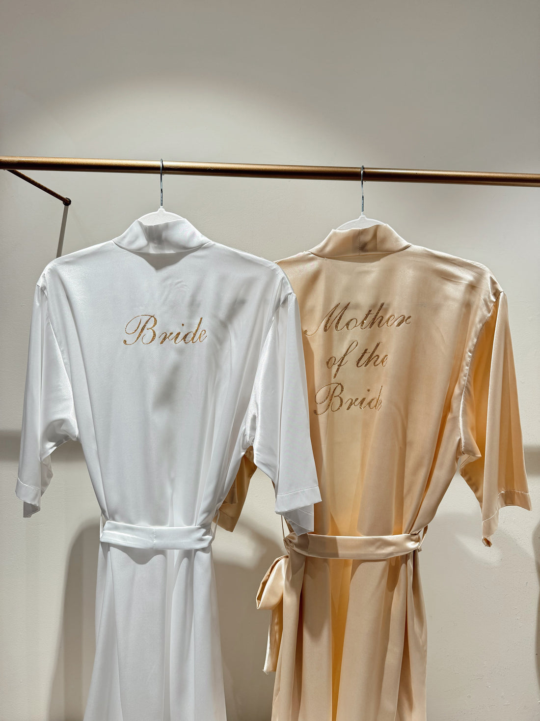 Batas personalizadas para boda de Bride Thru, ideales para coordinar estilos, regalar un detalle memorable y añadir diversión al gran día.