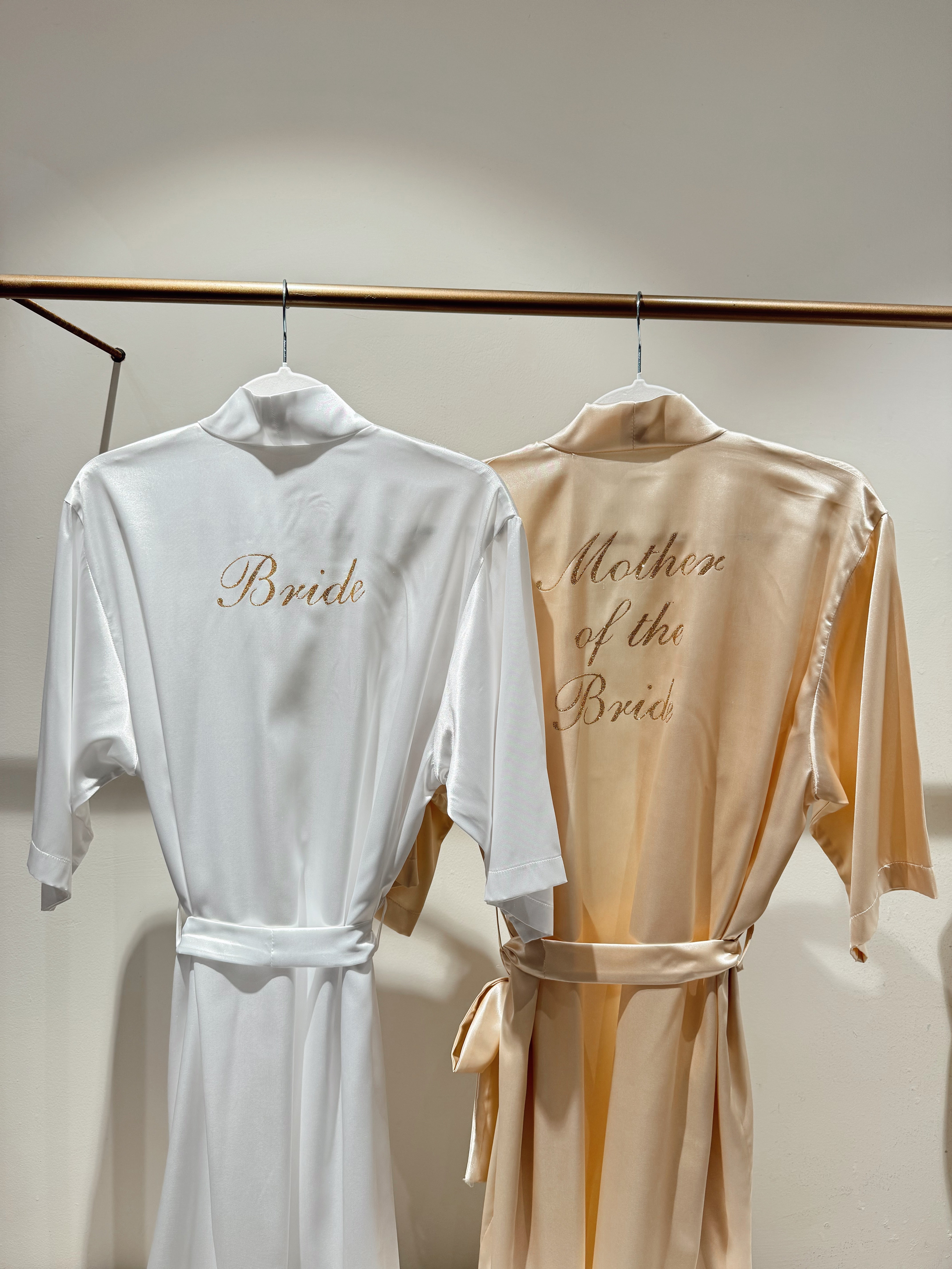 Batas personalizadas para boda de Bride Thru, ideales para coordinar estilos, regalar un detalle memorable y añadir diversión al gran día.