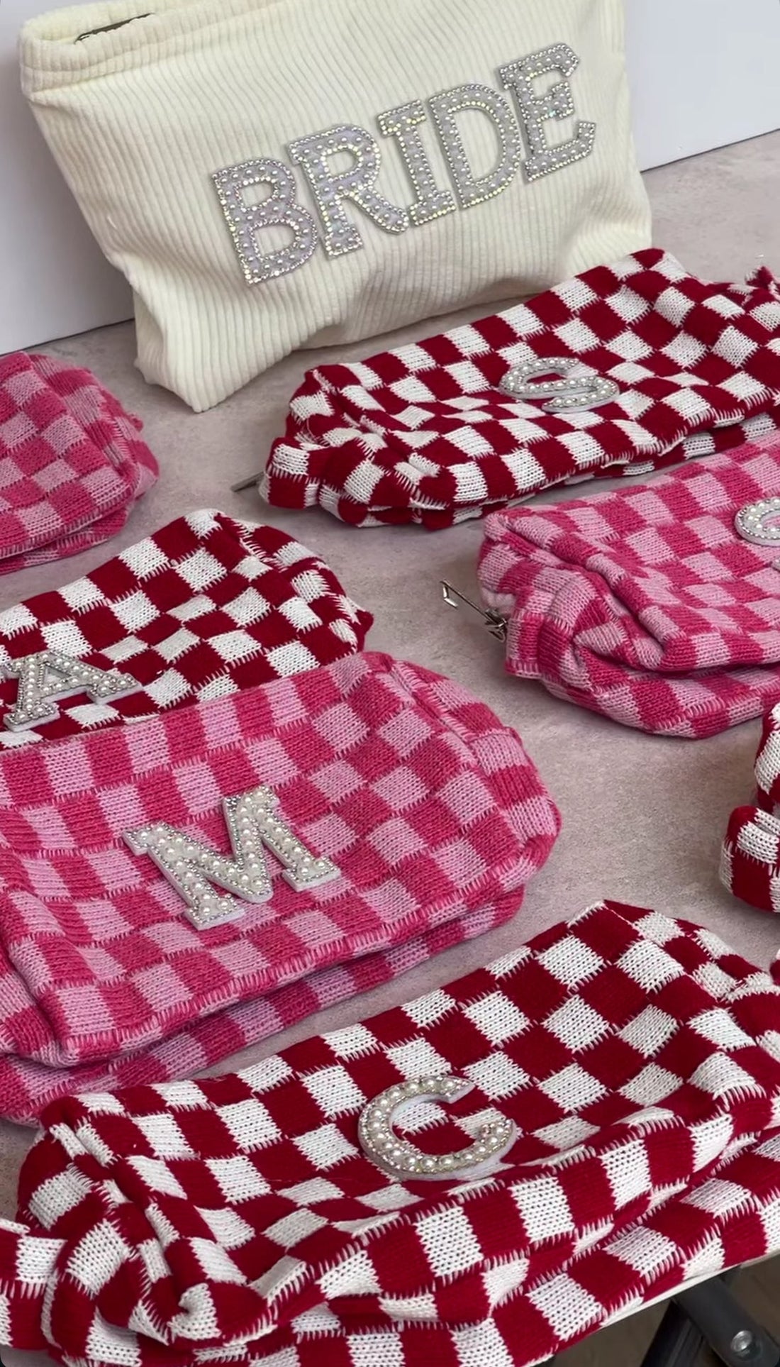 Cosmetiqueras personalizadas de Bride Thru en rojo y rosa, con inicial en perlas, un detalle femenino, útil y encantador para despedidas de soltera o uso diario.