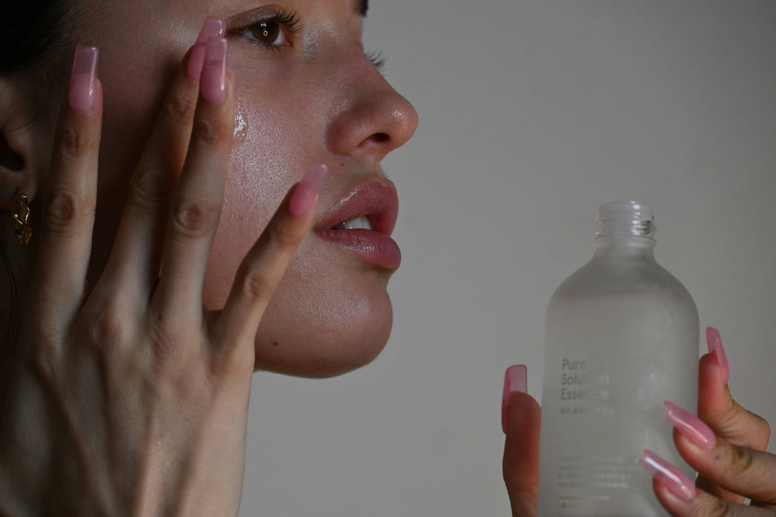 Rutina de cuidado de piel y cabello de Bride Thru: persona aplicando crema, con consejos de bloqueador diario, baño con agua fría y mascarilla semanal para un cabello saludable y piel protegida.