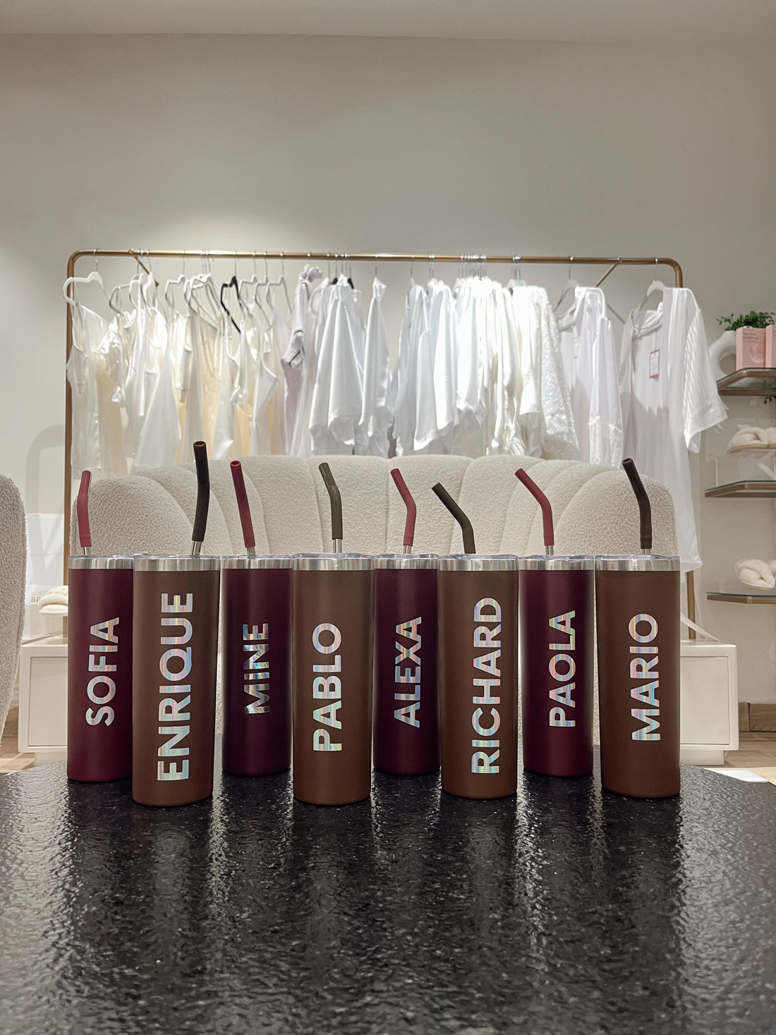 Termo personalizado de Bride Thru con nombre, ideal para acompañar a las invitadas desde la despedida de soltera hasta la fiesta de la boda.