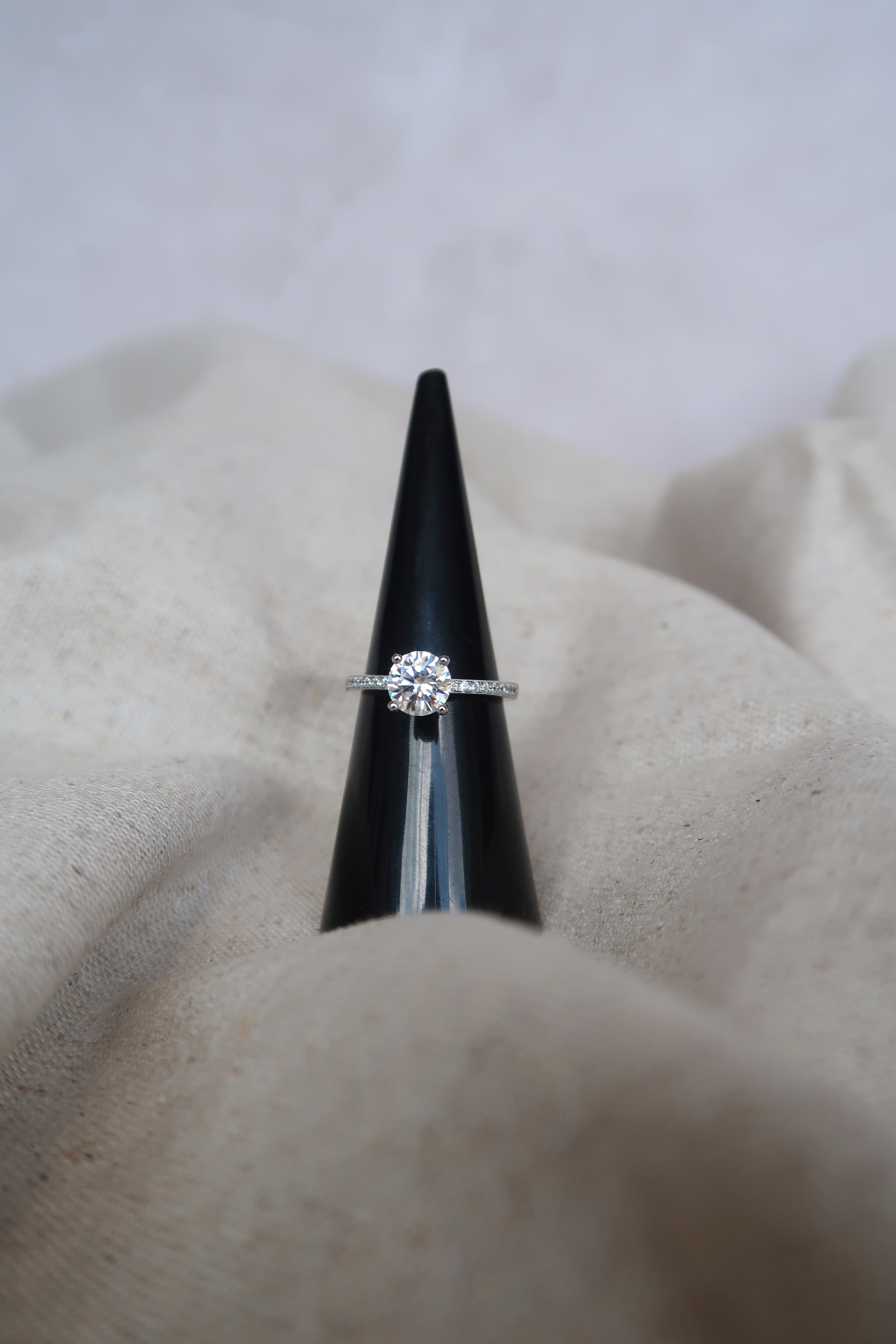 Anillo redondo con brillantes en la banda 1 CT plateado con Moissanita