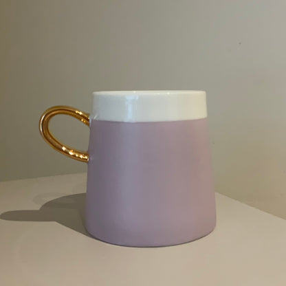 Taza con agarradera dorada