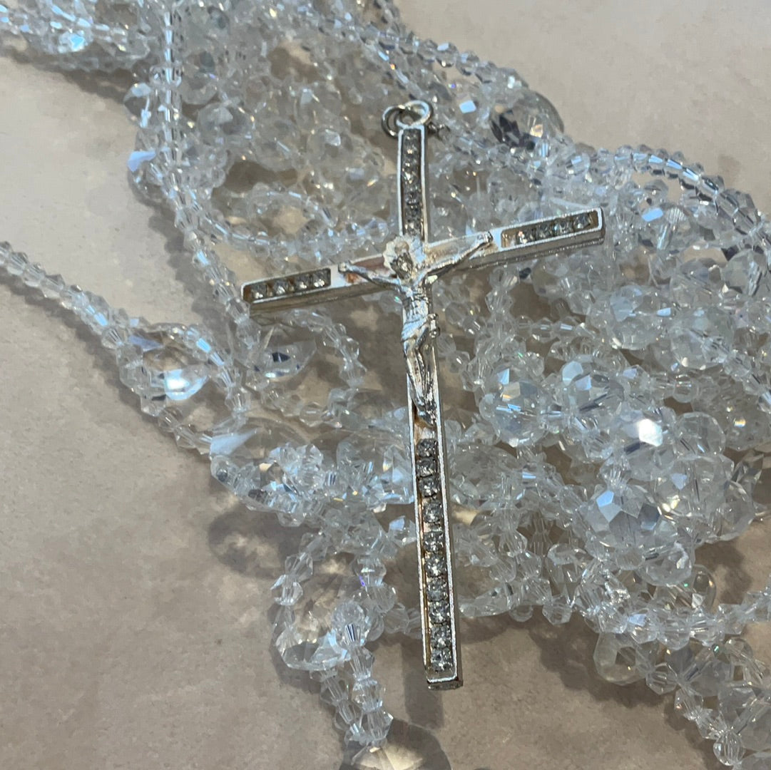 Lazo de cristal de cruz delgada con piedras