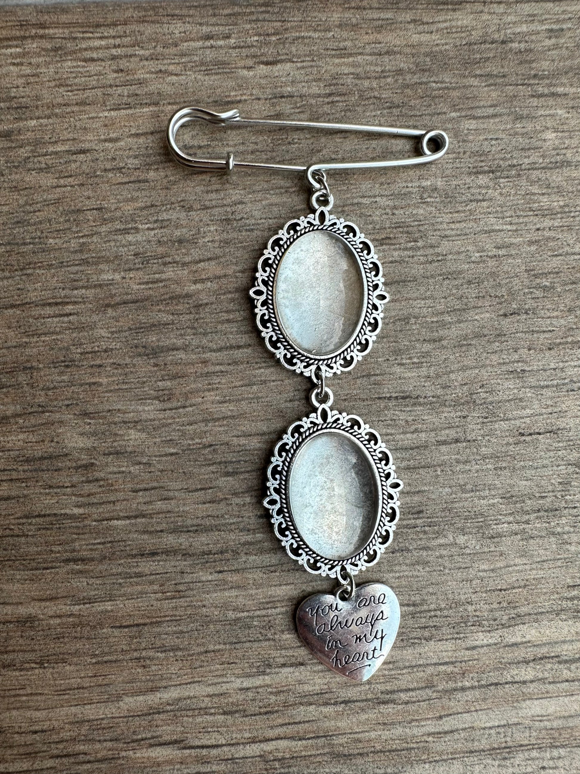 Abalorio plateado para ramo de novia con frase “You are always in my heart”.