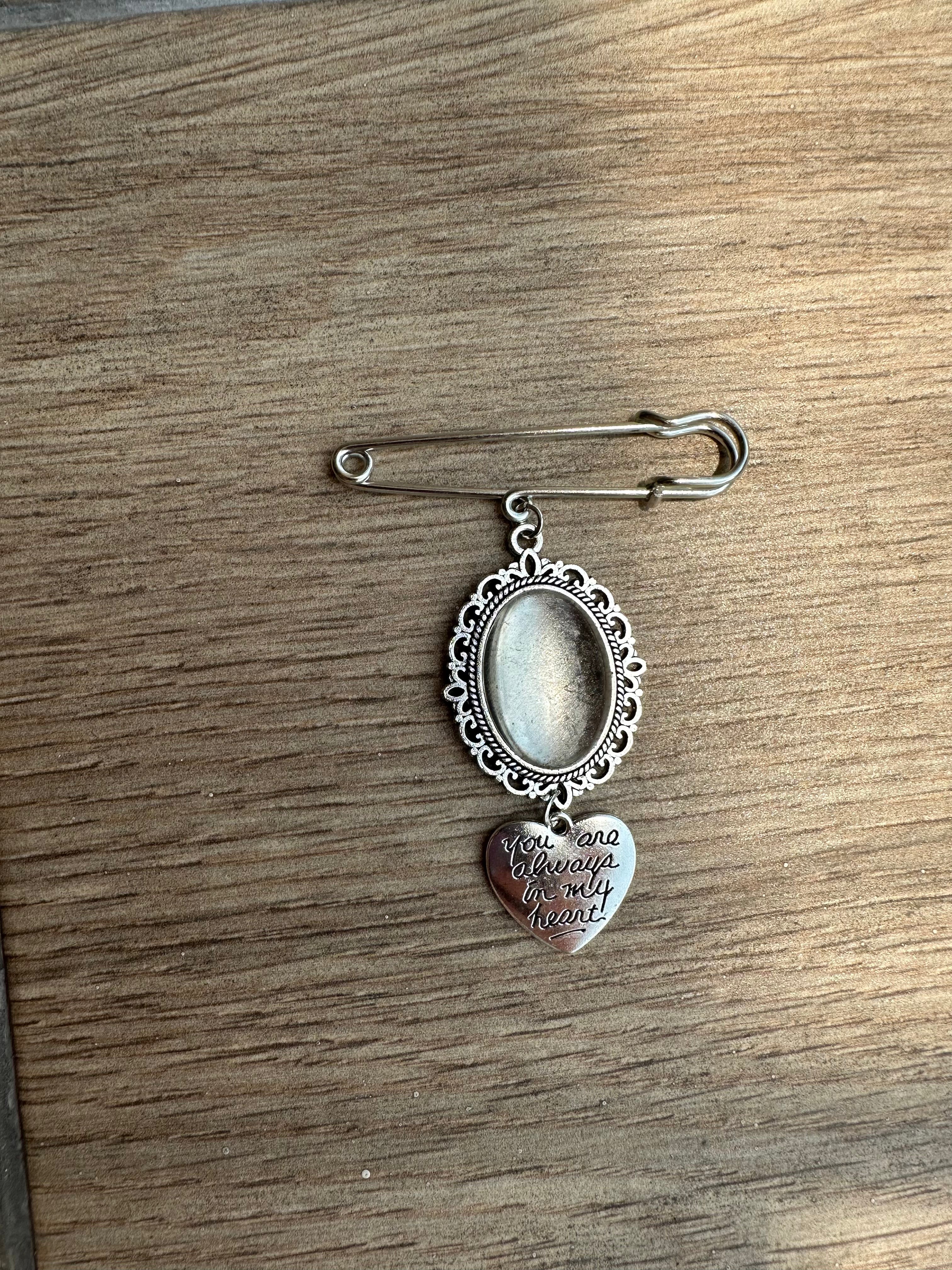 Abalorio plateado para ramo de novia con frase “You are always in my heart”.