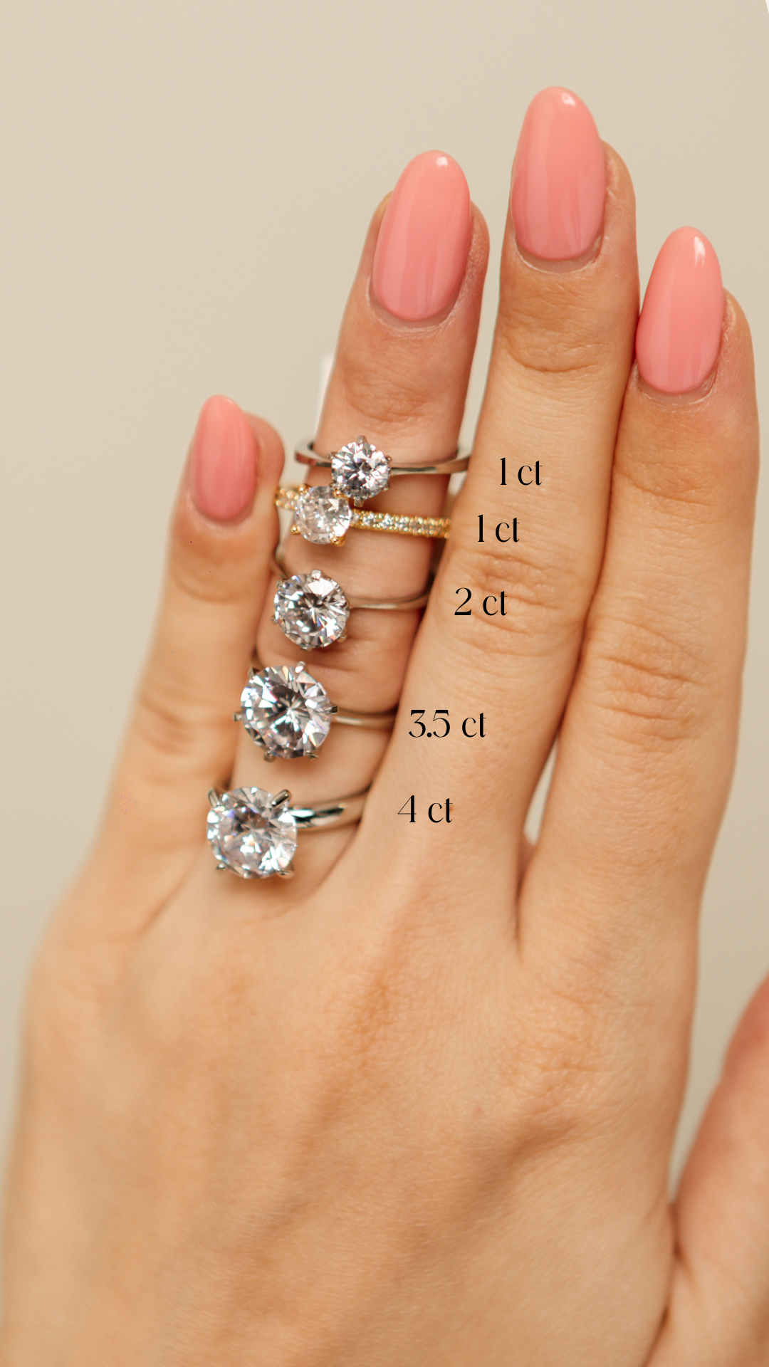 Anillo de compromiso réplica corte redondo solitario de 3.5 quilates.