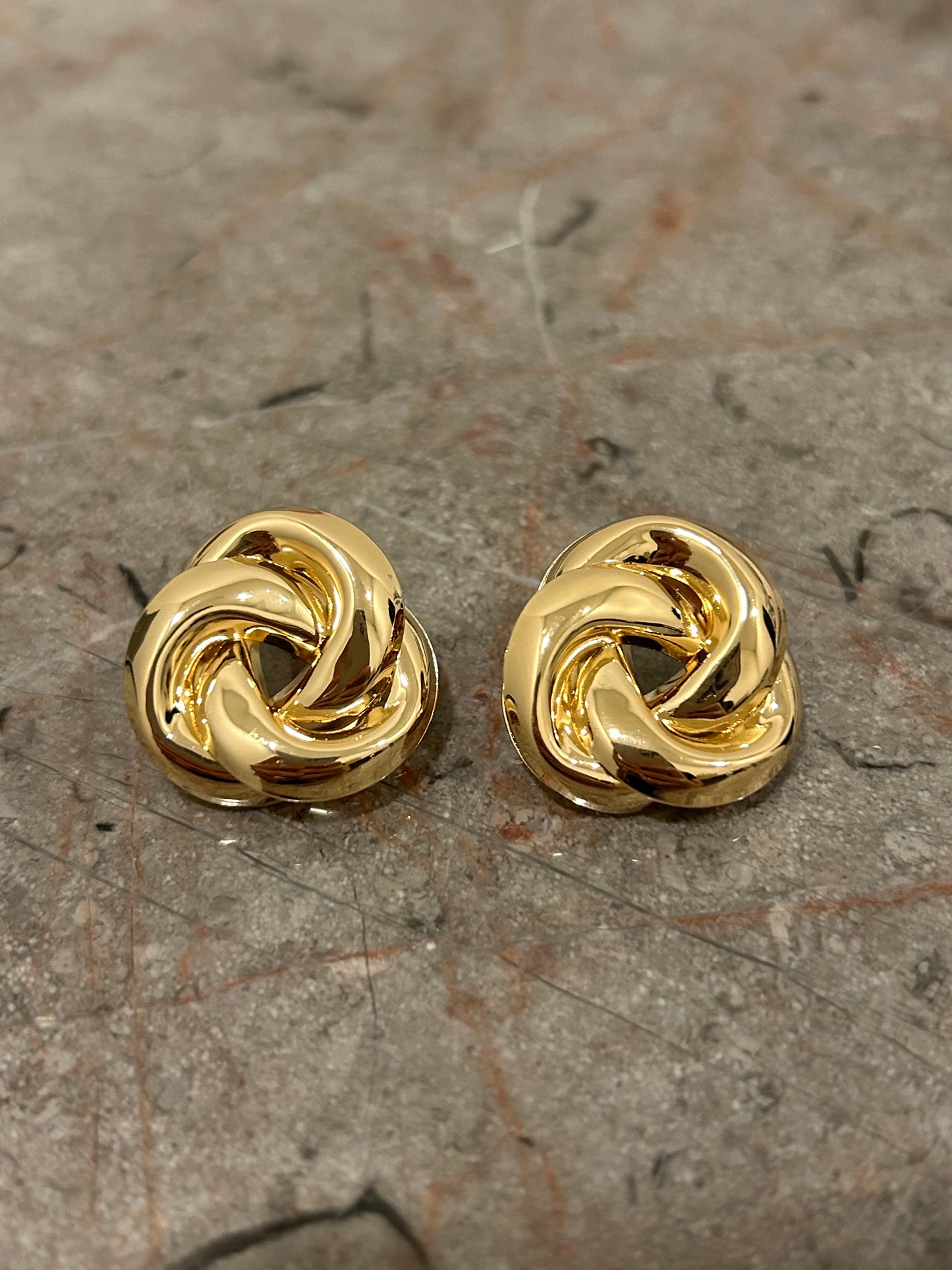 Aretes Dorados Gruesos Cruzados