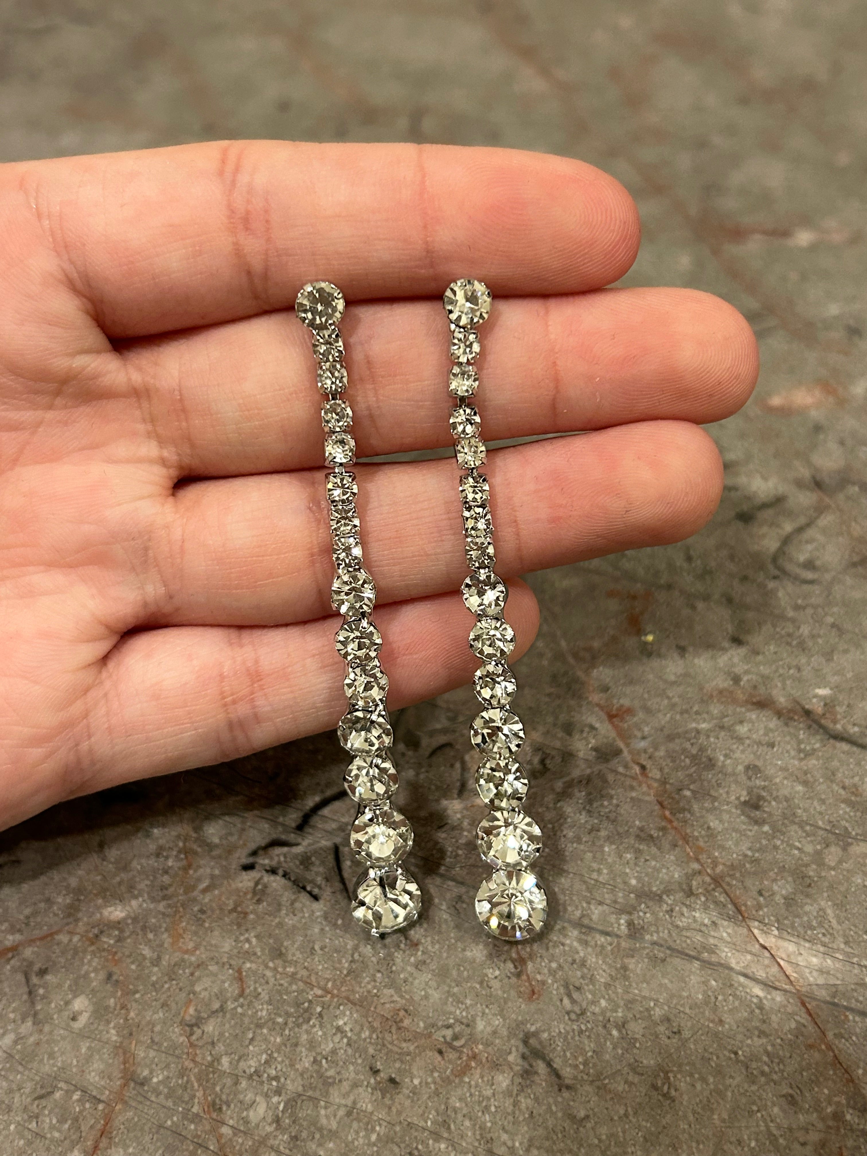 Aretes Largos Plateados con Circulos