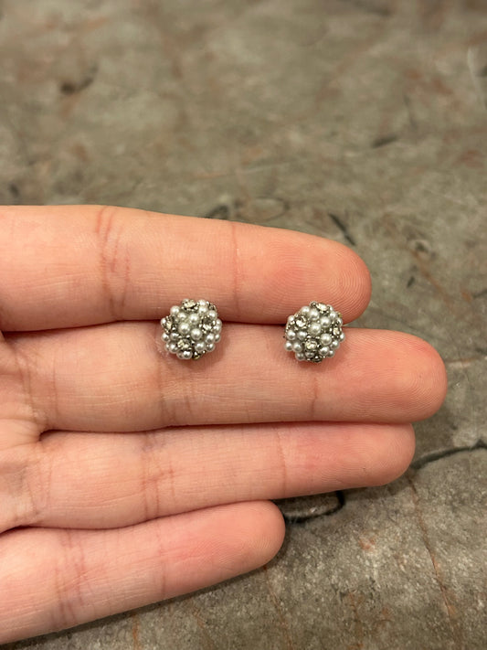 Aretes Mini Perla y Piedra Plateada