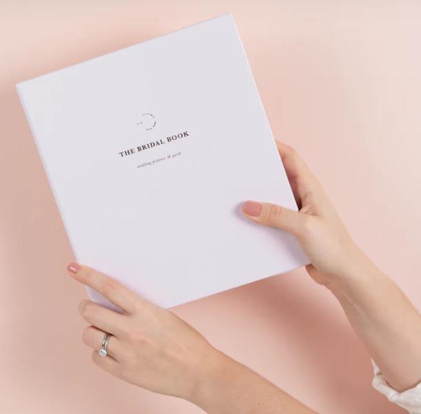The Bridal Book de Bride Thru, planificador de bodas con checklists, calendario y guías para organizar tu gran día.
